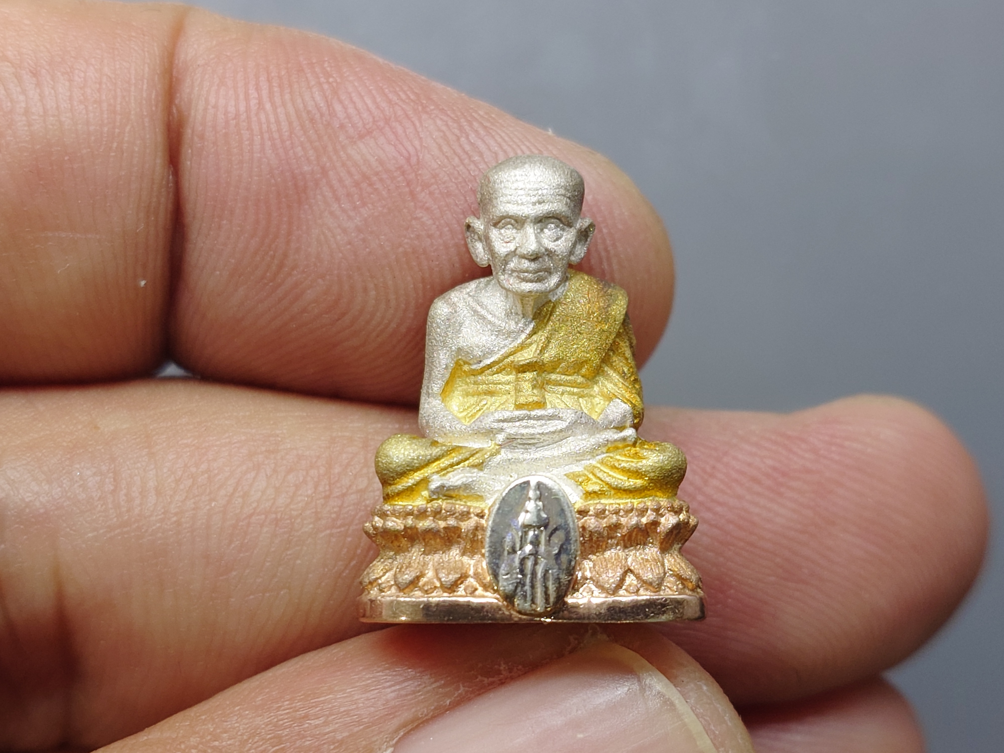 หลวงปู่ทวด ที่ระลึกเฉลิมพระเกียรติ 50 พรรษา พระบรมโอรสาธิราชๆ เนื้อเงิน-สามกษัตริย์ พุทธาภิเษก ณ วัดพระศรีๆ 2544 พร้อมกล่องเดิม