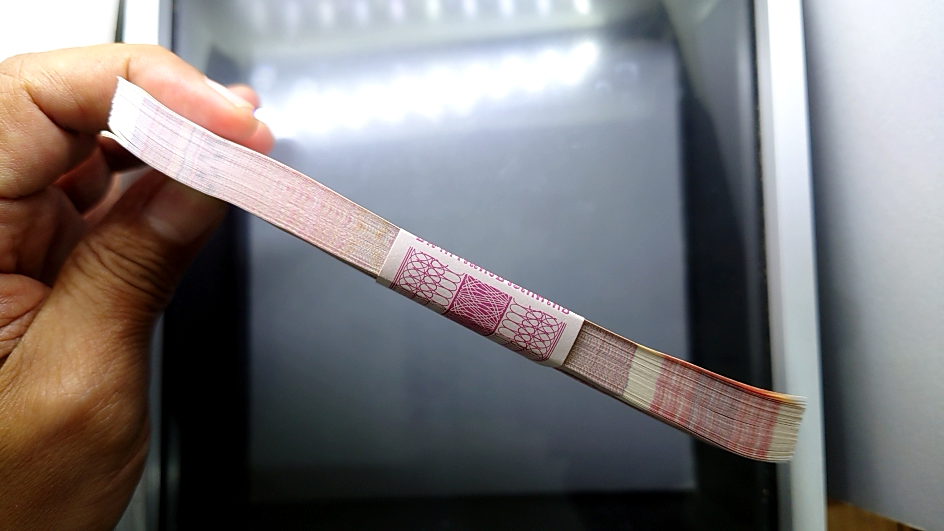 ธนบัตร 100 บาท แบบ 14 (ยกแหนบ 100 ใบ) เรียงเลข หลังโรงเรียนเลิก รัชกาลที่9 ปี ไม่ผ่านใช้ สภาพสวย