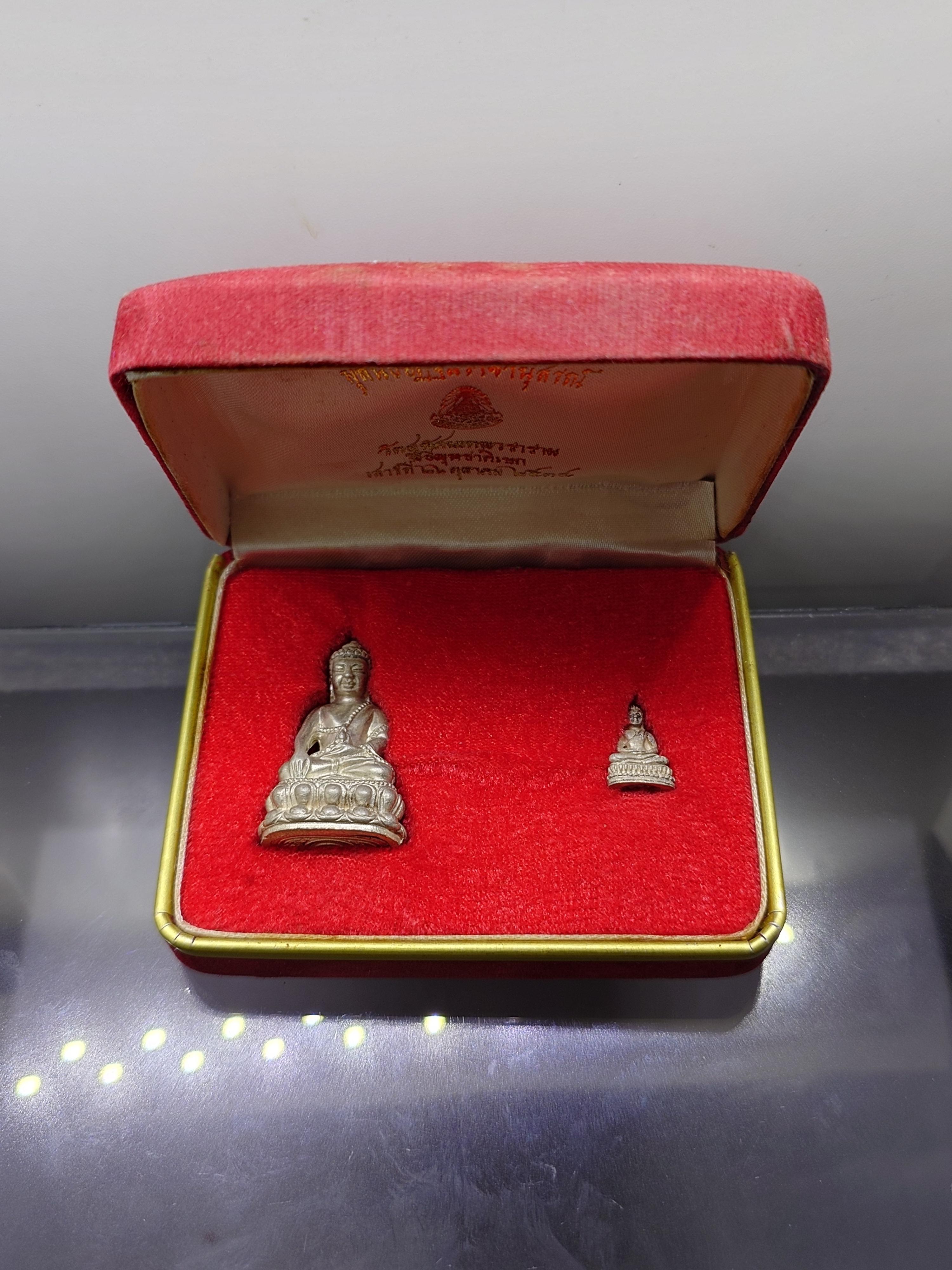 พระกริ่งวัดสุทัศน เนื้อเงิน มูลนิธิอัฏฐมราชานุสรณ์ จัดสร้าง พิธีพุทธาภิเษก ณ พระอุโบสถวัดสุทัศนเทพวราราม ปี2534 นิยม หายาก กล่องเดิม