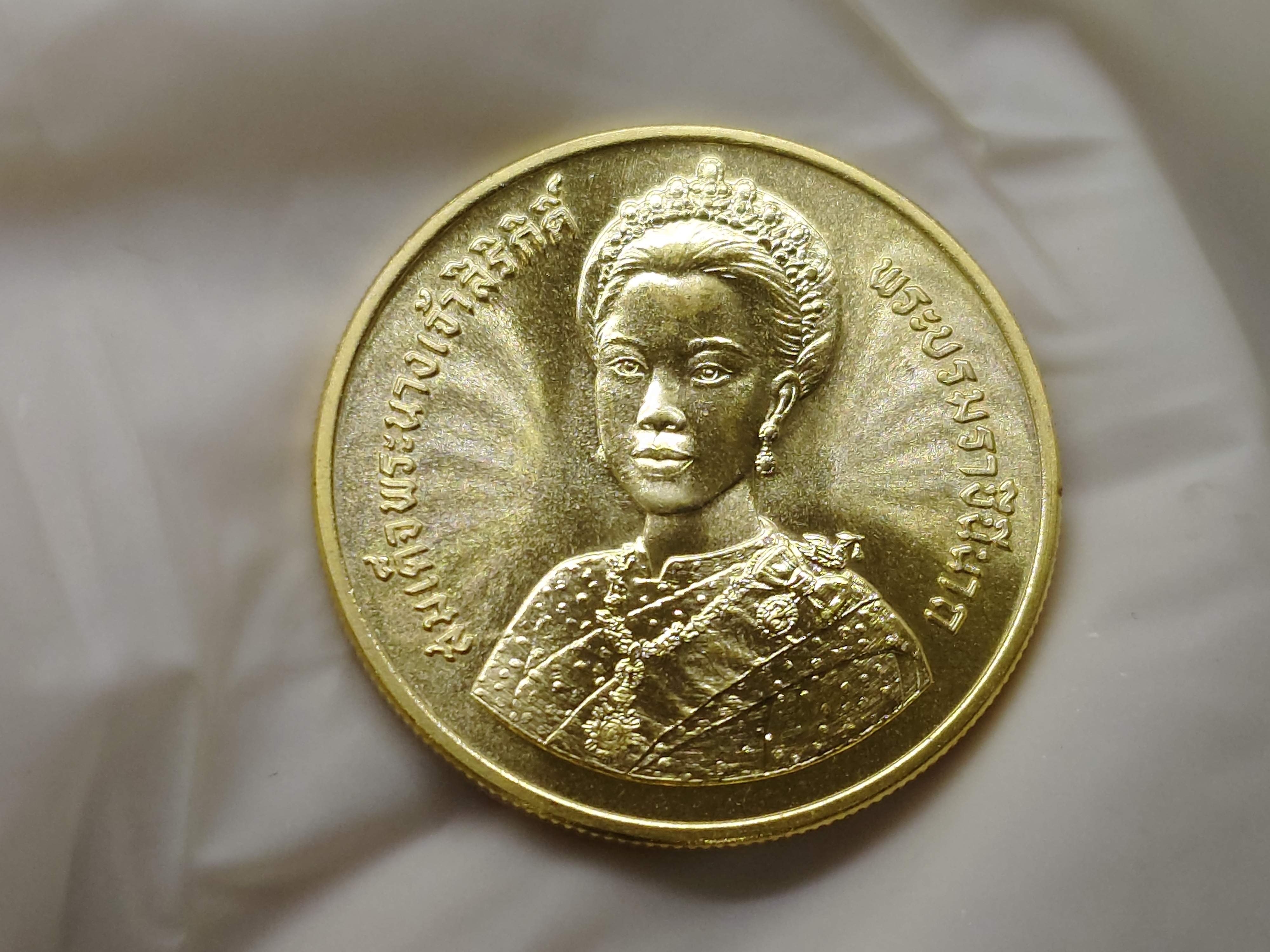 เหรียญทองคำ 6000 บาท (หนัก 15 กรัม) ที่ระลึกมหามงคลเฉลิมพระชนมพรรษาราชินี 5 รอบ ปี2535