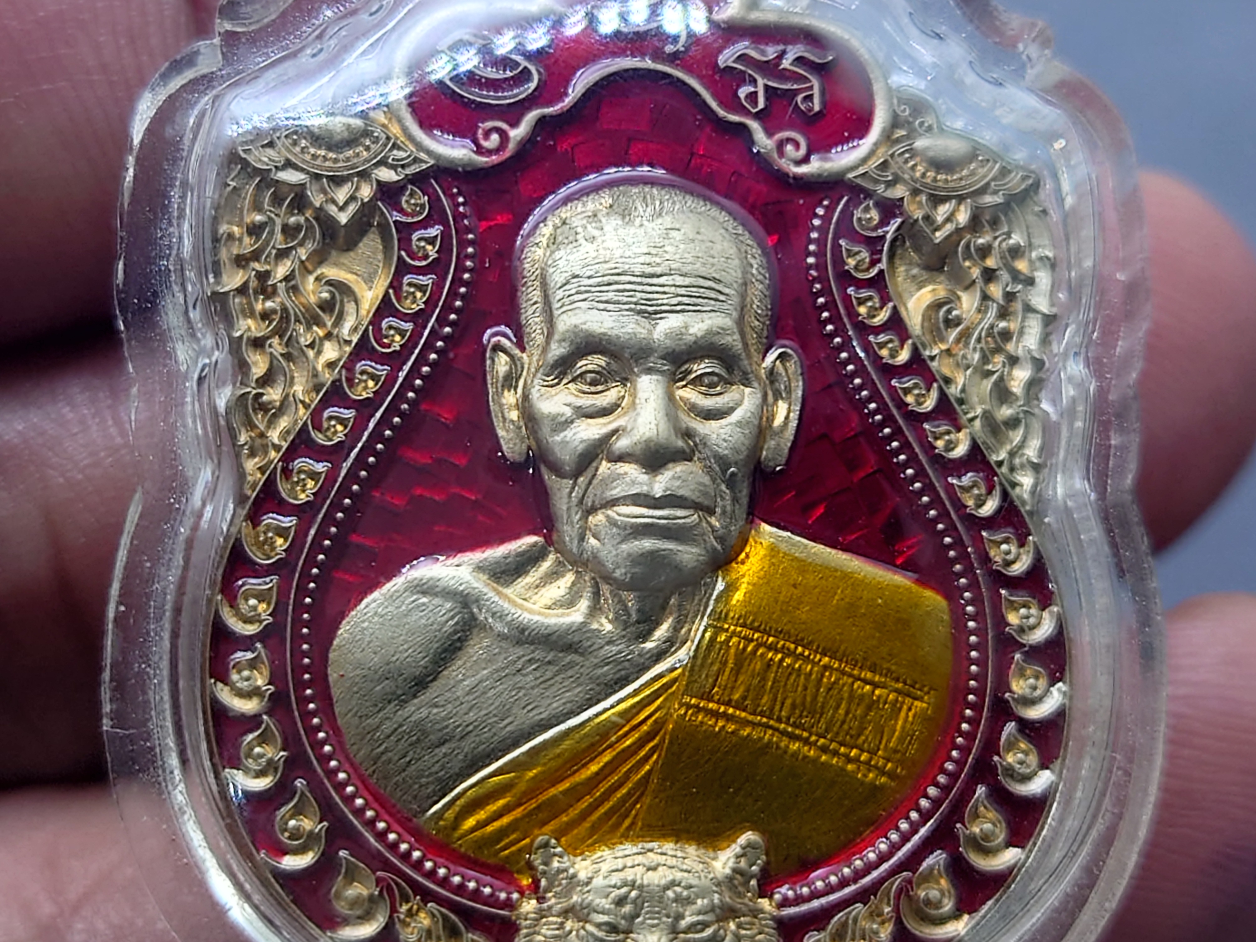 เหรียญเสือคาบดาบ รุ่น2 เนื้ออัลปาก้า ตอกพิเศษ ตอกหัวเสือ(แจกยกลัง) ลงยาแดง หลังยาแดง ขอบซุ้มแดง หลวงพ่อพัฒน์ วัดห้วยด้วน โคท 183