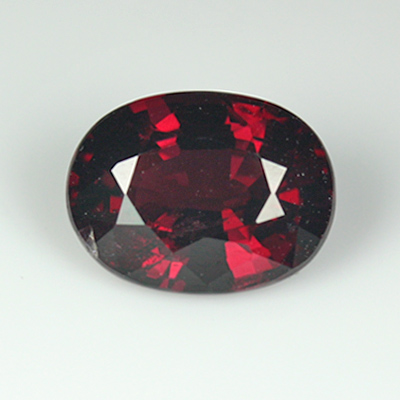 โกเมนสีม่วงแดงหรือโรโดไลท์ (Rhodolite Garnet) 1.81 กะรัต รูปร่างไข่