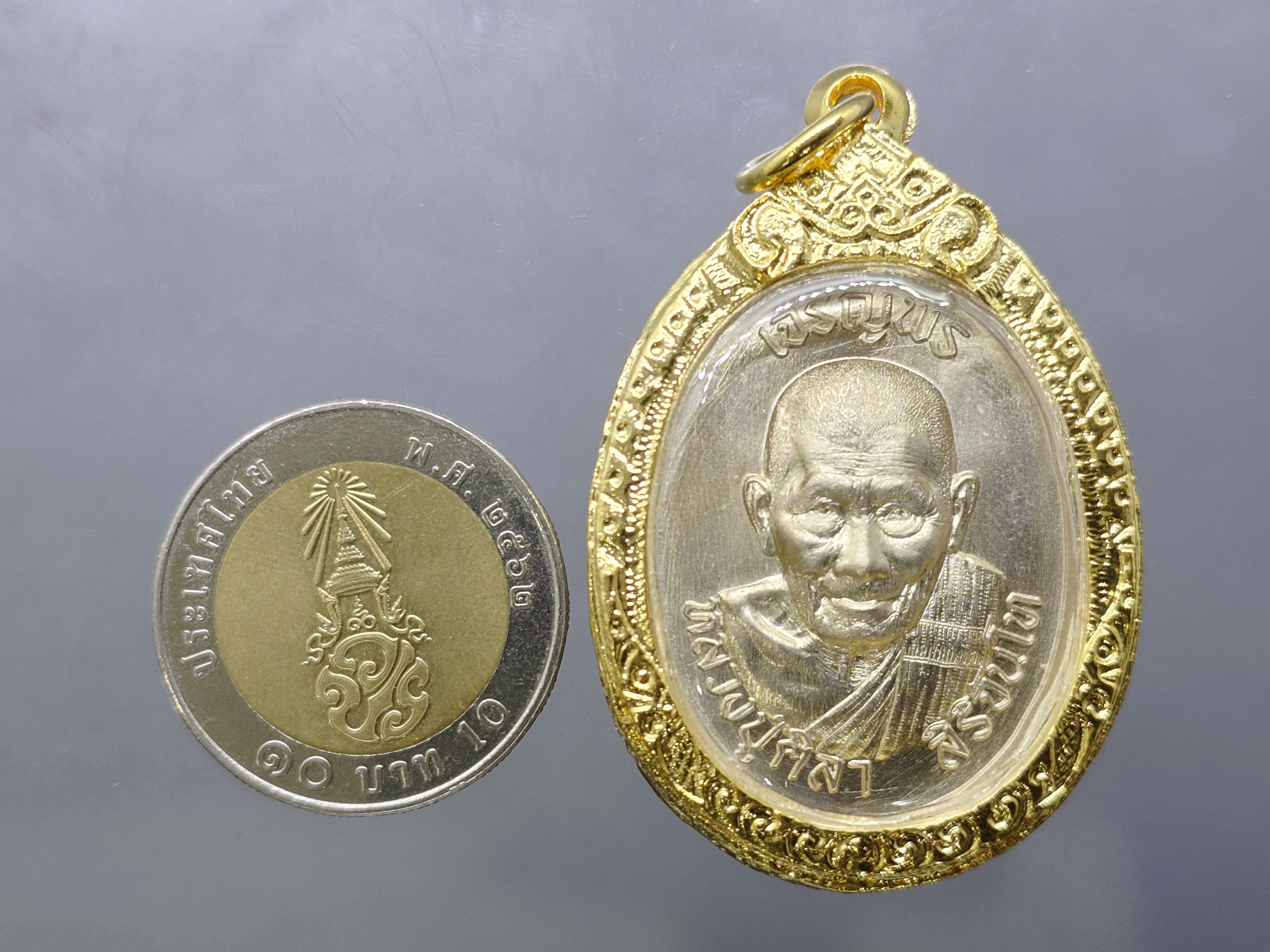 หลวงปู่ศิลา สิริจันโท เจริญพรบน (รายการจองที่14) เนื้ออัลปาก้า ที่ระลึกอายุวัฒนมงคล ๘๐ ปี ธรรมอุทยาน จ.กาฬสินธู์ ปี2567 พร้อมกรอบชุบทอง 24 K กล่องเดิม