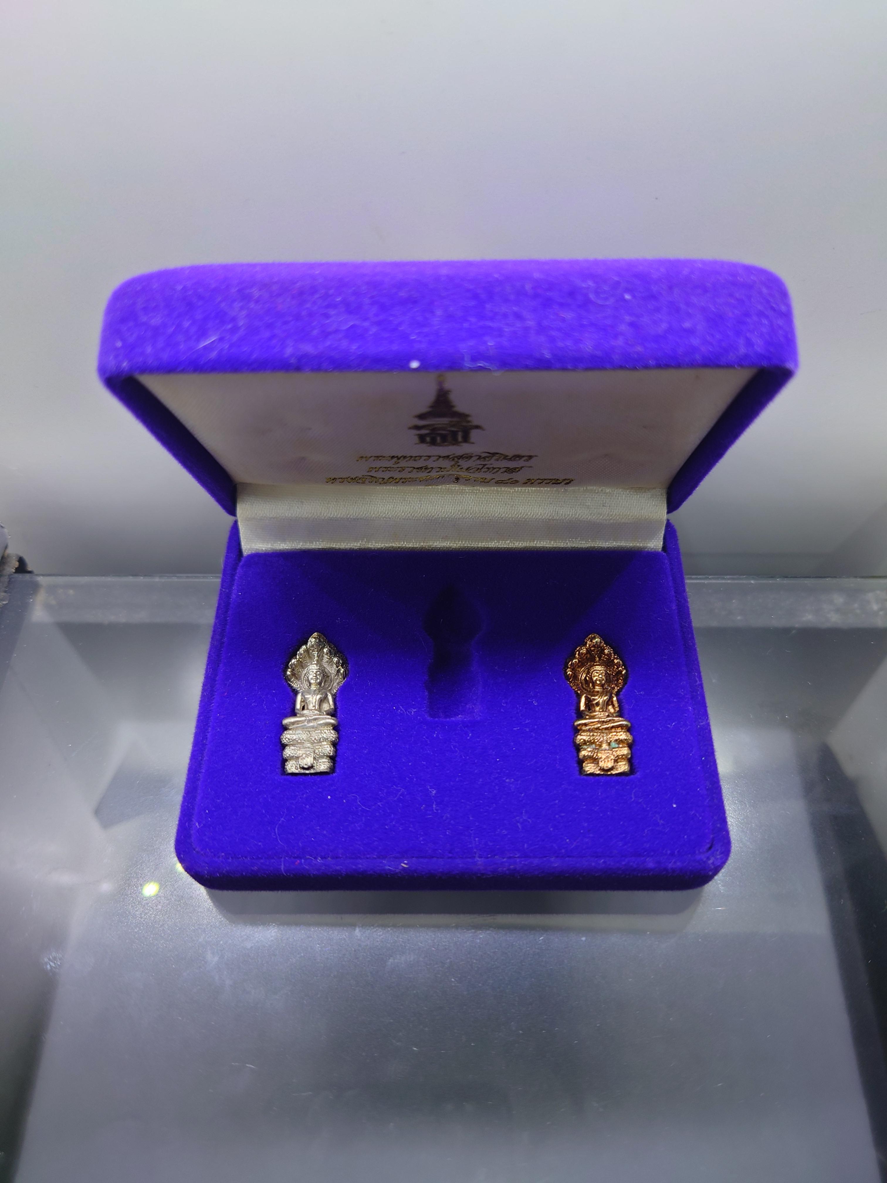พระนาคปรก สธ. (เนื้อเงิน นวะ) พระพุทธราชสุดาสิรินธร พระราชทานในวโรกาสที่สมเด็จพระเทพฯ ทรงเจริญพระชนมายุ 40 พรรษา วันที่ 27 พฤศจิกายน พ.ศ. 2538 พร้อมกล่องเดิม