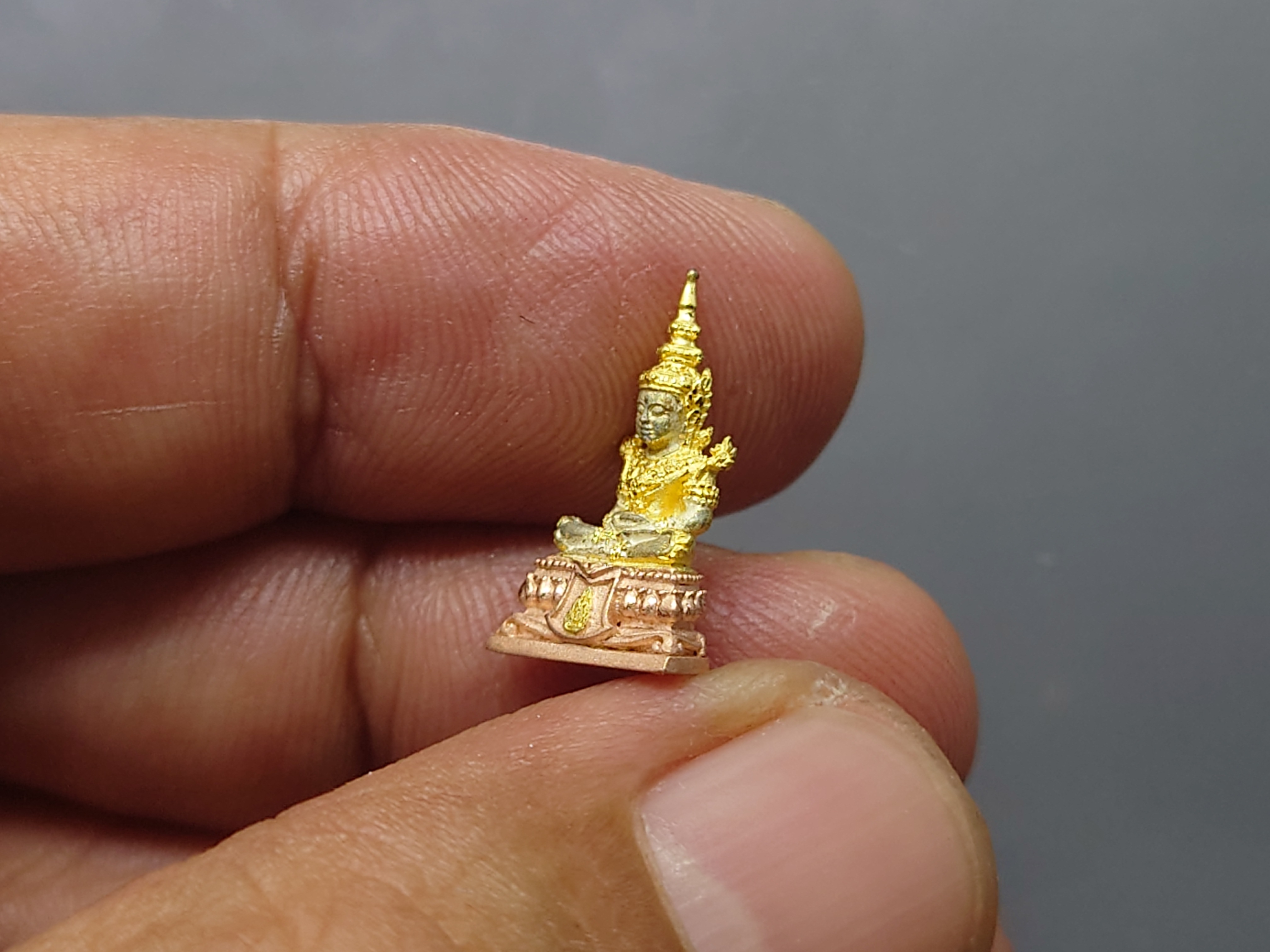 พระแก้วมรกต กรมสรรพสามิต เนื้อเงินสามกษัตริย์ ขนาดสูง 1.7 เซน กรมสรรพสามิต สร้าง ในพระบรมราชานุญาต ปี2550 ตลับเดิม หายาก