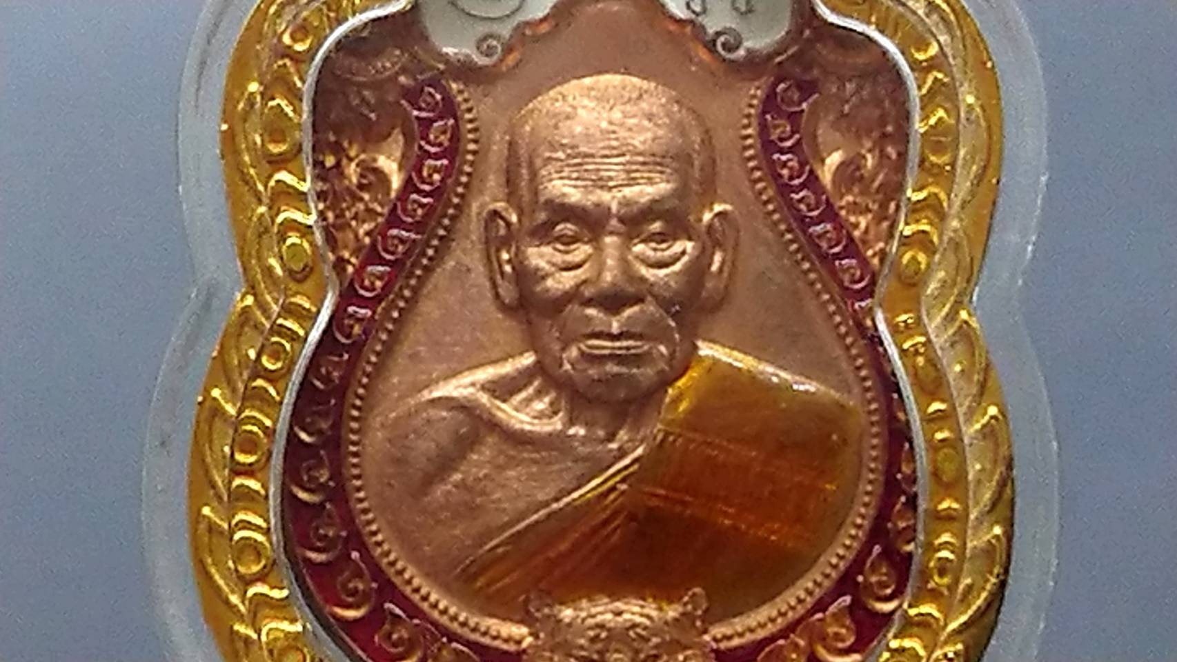 เหรียญเสมาเสือคาบดาบ รุ่น2 เนื้อทองแดง ลงยาขอบแดง ซุ้มน้ำเงิน จีวรส้ม หลวงพ่อพัฒน์ วัดห้วยด้วน โคท 50