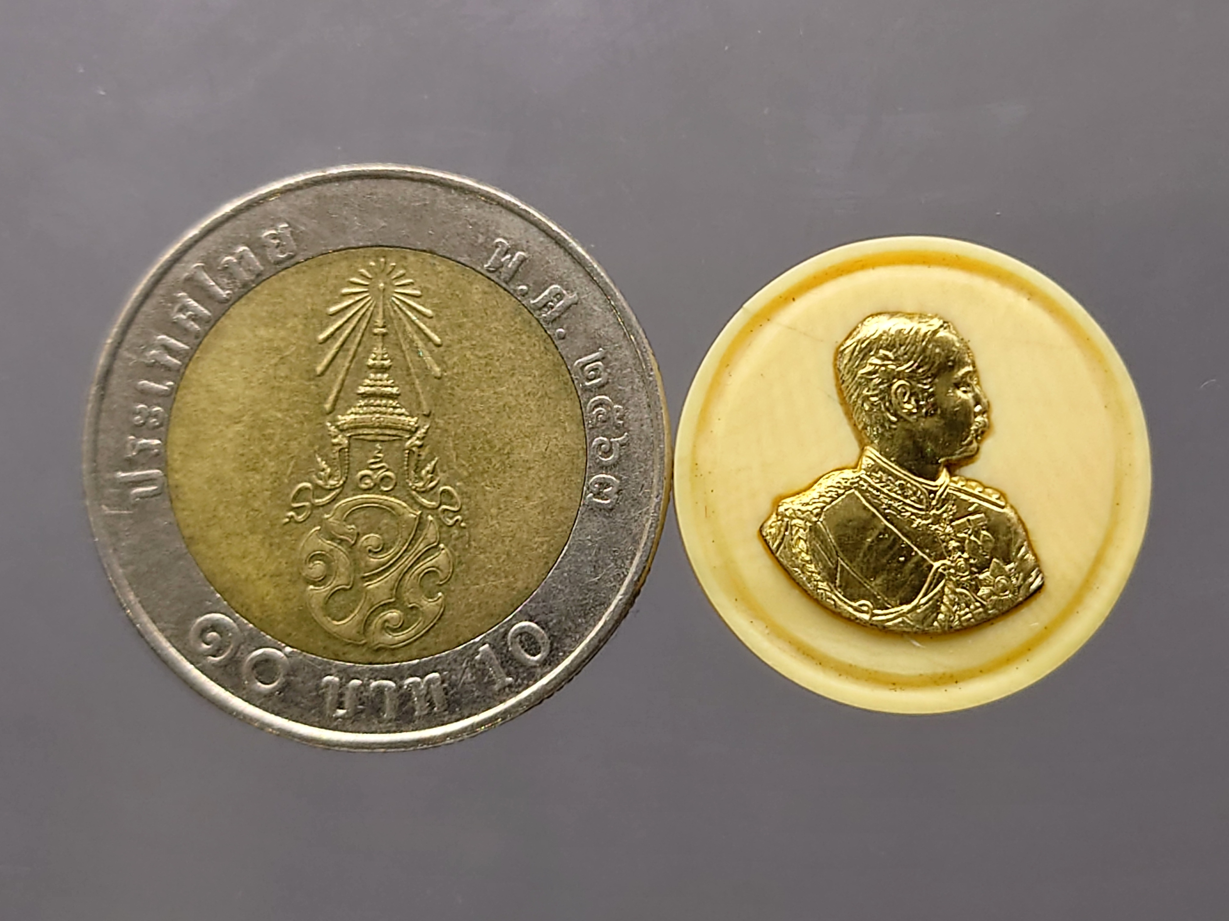 เหรียญรัชกาลที่5 เนื้องาช้างแมมมอธ หน้ากากทองคำ รุ่นคชสารหมื่นปี พิมพ์เล็ก หลวงพ่ออุตตมะ วัดวังก์วิเวการาม ปี2540 พร้อมกล่องเดิมและการ์ดรับรอง