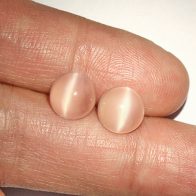 มูนสโตนตาแมว หรือ มุกดาหารตาเเมว (Cat's eye Moonstone) น้ำหนักรวม 4.78 กะรัต สีขาว เนื้อเนียน มีตาเเมว มาเป็นคู่