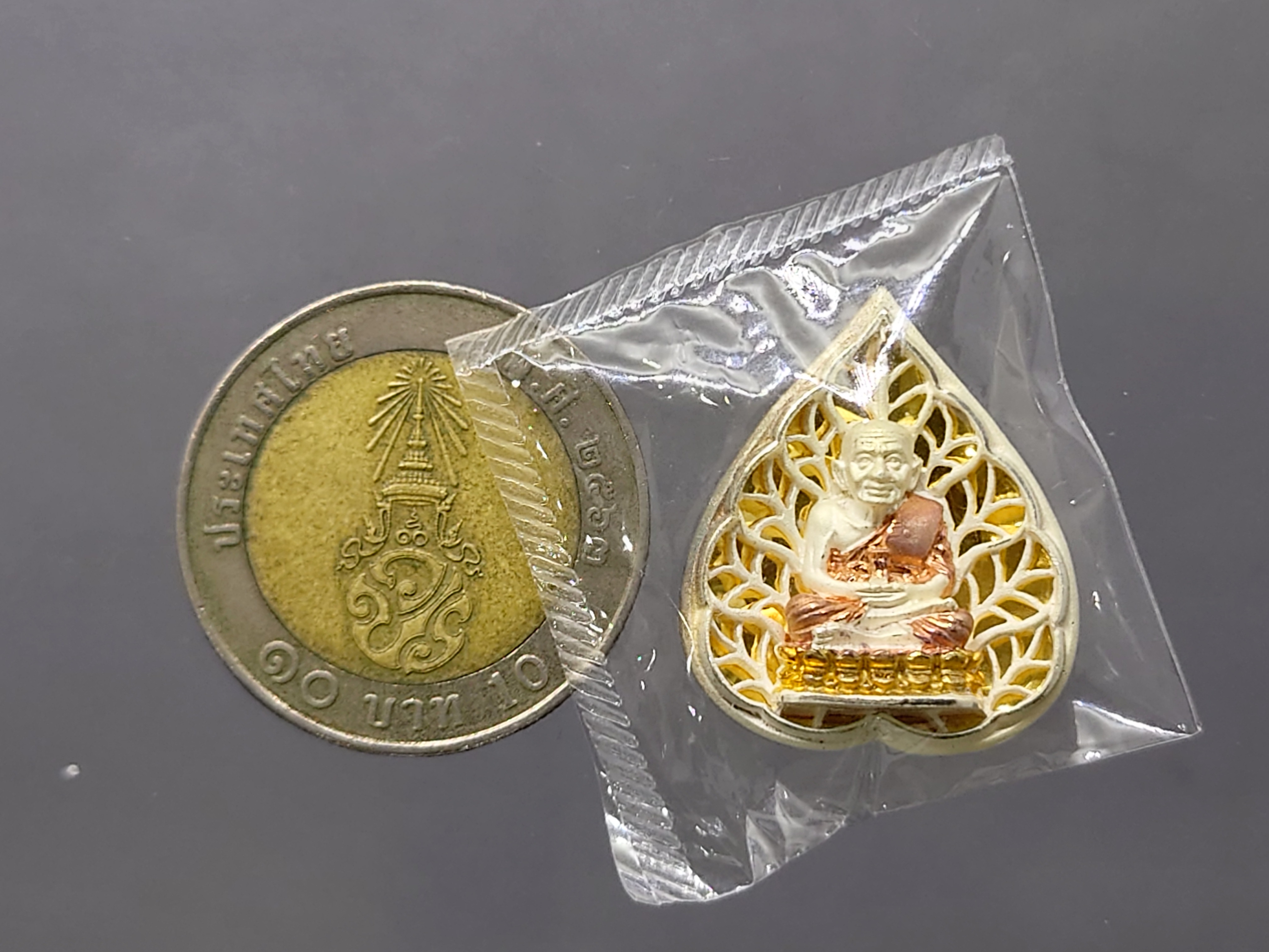 เหรียญหลวงปู่ทวด เนื้อเงินสามกษัติย์ รุ่นมงคลบารมี วัดประสาทบุญญาวาส พิมพ์ใบโพธิ ใหญ่ ขนาดสูง 2.5 ซ.ม.พ.ศ.2545 พร้อมกล่องเดิม