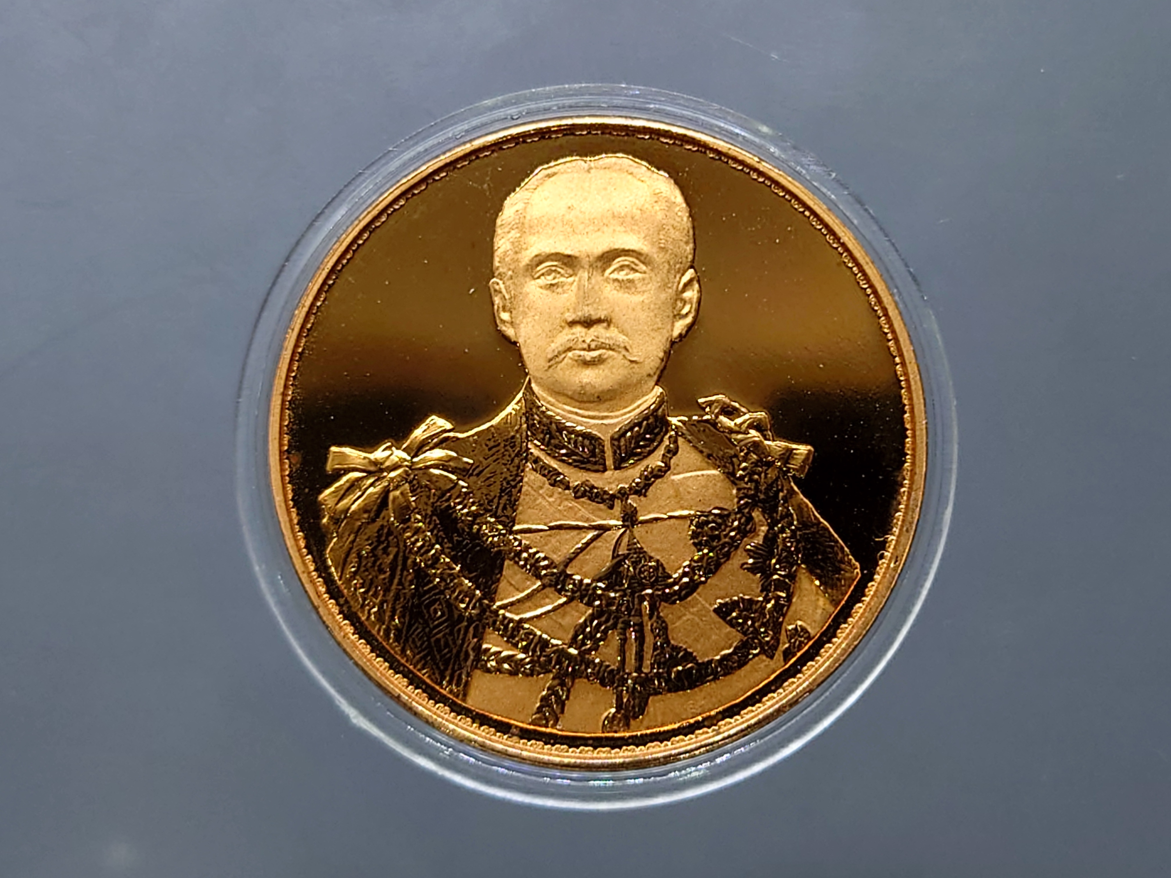 เหรียญเทิดพระเกียรติ ร.๕ เนื้อทองแดงขัดเงาพ่นทราย บล๊อกเพิร์ทมิ้นท์ พิมพ์ใหญ่ หลวงพ่อเกษม เขมโก สำนัก ไตรลักษณ์ ปี2538 พร้อมตลับ