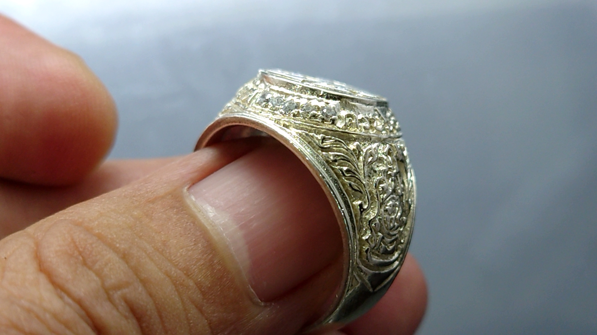 แหวนมหามงคล เนื้อเงิน ชุดเราเทิดทูลองค์เหนือหัว ในวโรกาสครองราช 60 ปี 2549