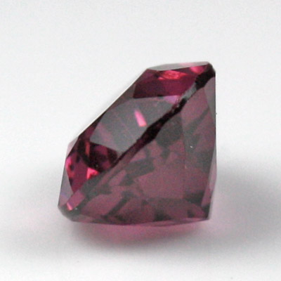 โกเมนสีม่วงหรือโรโดไลท์ (Rhodolite Garnet) 1.59 กะรัต สีม่วงอมชมพู รูปร่างหยดน้ำ