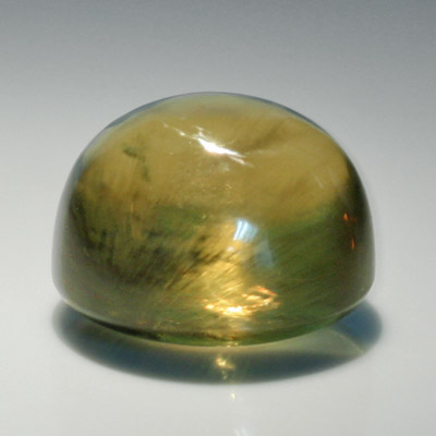 อะพาไทท์ตาแมว (Cat's eye Apatite) 13.87 กะรัต เนื้อใส สีเขียวอมเหลือง รูปร่างกลม เม็ดใหญ่