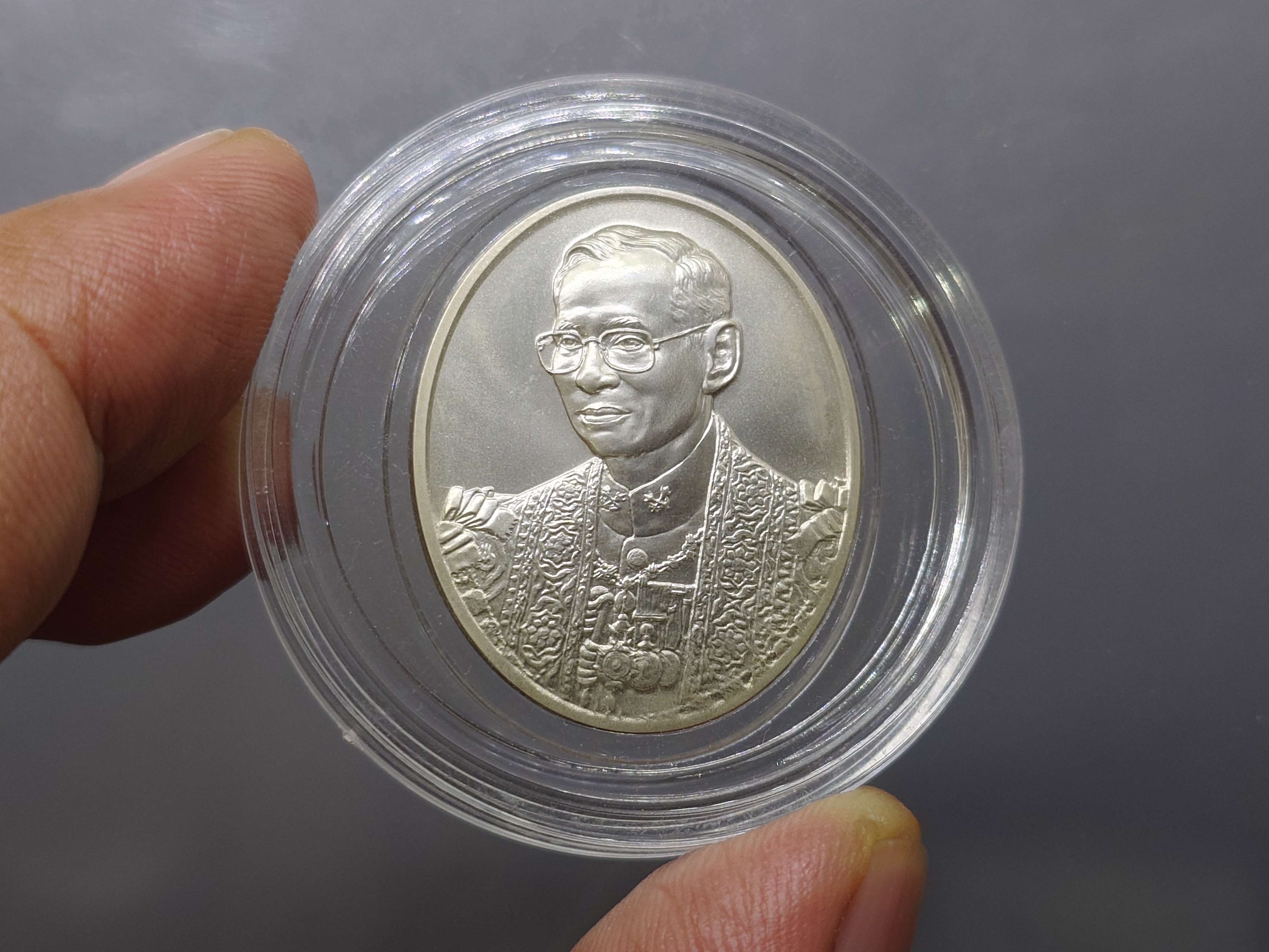 เหรียญที่ระลึก 100 ปี ร.พ.จุฬาฯ สภากาชาดไทย เนื้อเงิน พระบรมรูป รัชกาลที่9 หลัง ภปร พ.ศ.2557