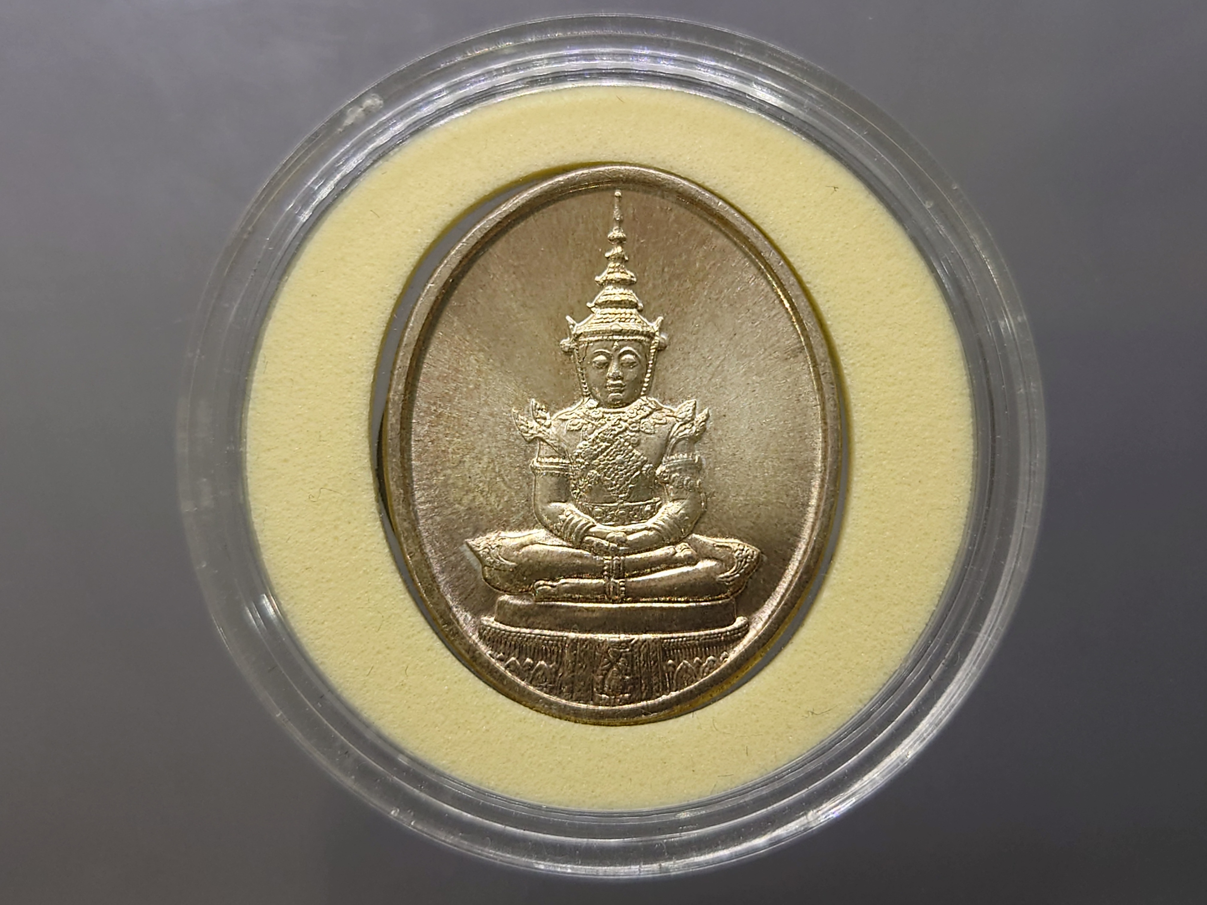 พระแก้วมรกต ทรง ฤดูร้อน เนื้อเงิน หลัง ภปร ฉลองวัดพระศรืๆ (ด้านหลังมีราชศรัทธา) 2525
