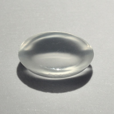 **ขายแล้ว**มูนสโตนตาแมว หรือ มุกดาหารตาแมว (Cat's eye Moonstone) 0.64 กะรัต สีขาว รูปไข่ เล็กๆน่ารัก