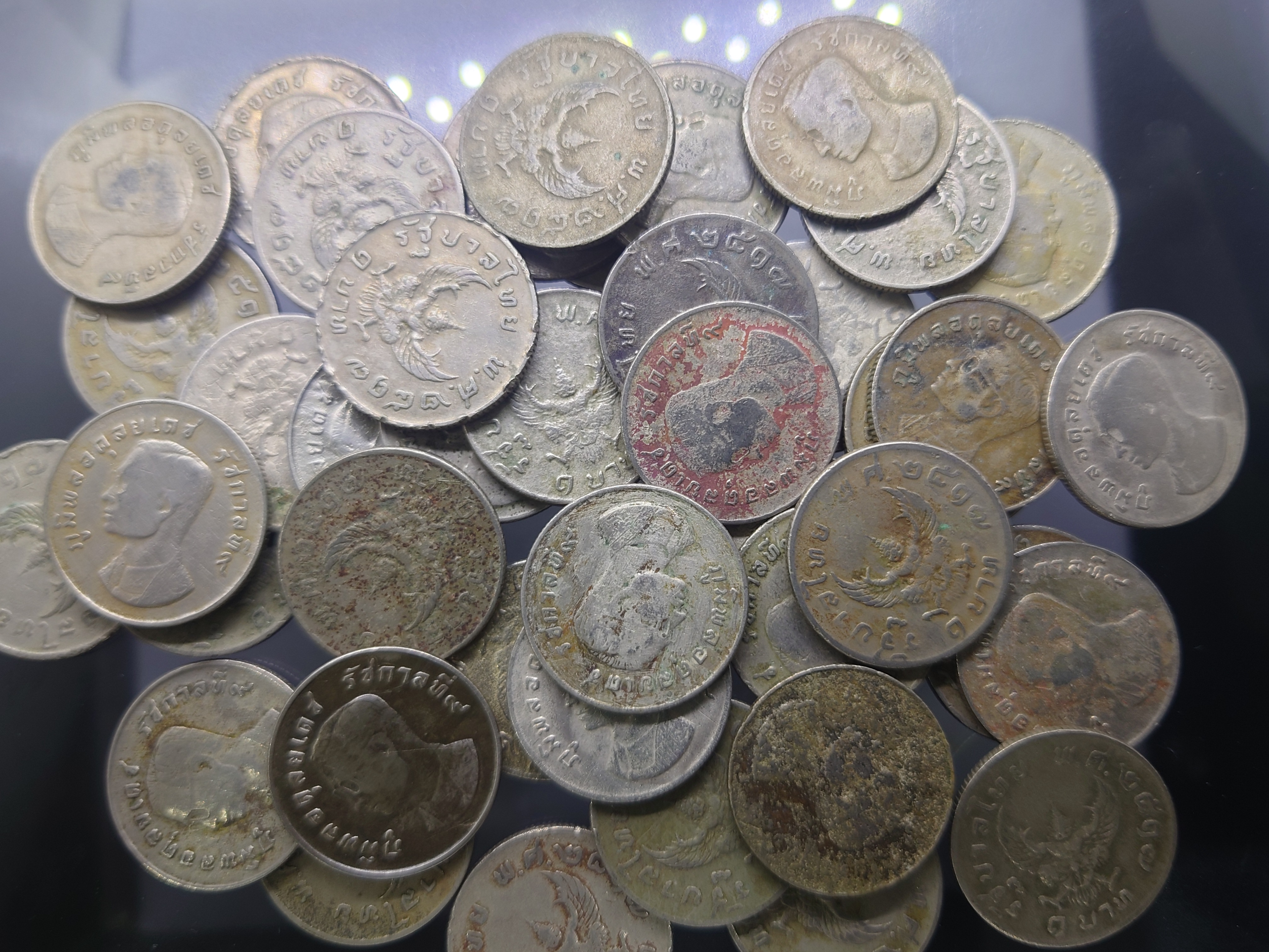 เหรียญ 1 บาท หลังครุฑ ปี 2517 ผ่านใช้ มีคราบ มีบิ่น (ราคาต่อ 1 เหรียญ)