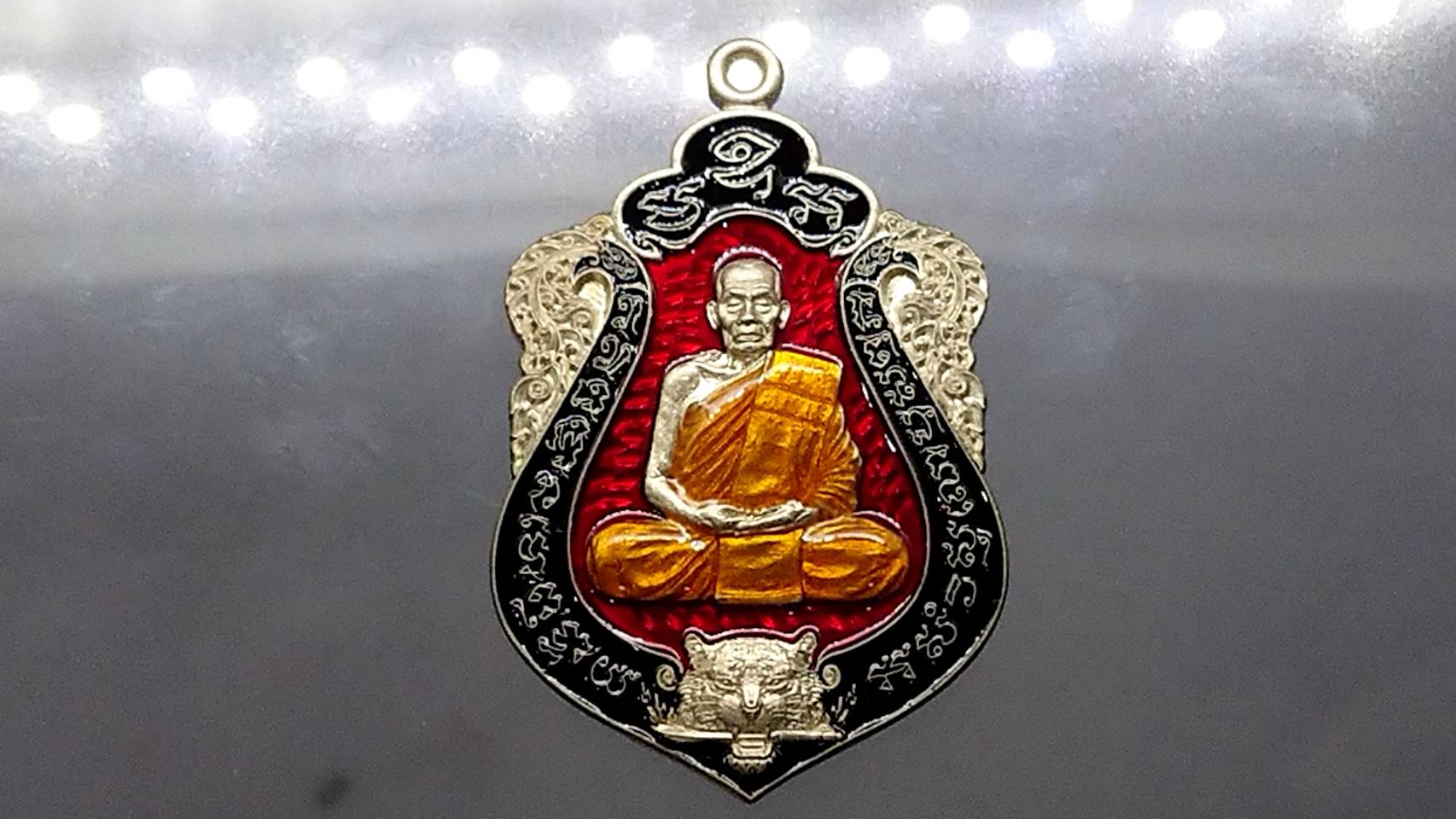 เสือคาบดาบรุ่น 4 เนื้ออัลปาก้าลงยาแดง ขอบดำ บนดำ ลงยาจีวร (พิมพ์เสือ1) หลวงพ่อพัฒน์ วัดห้วยด้วน โคท 216