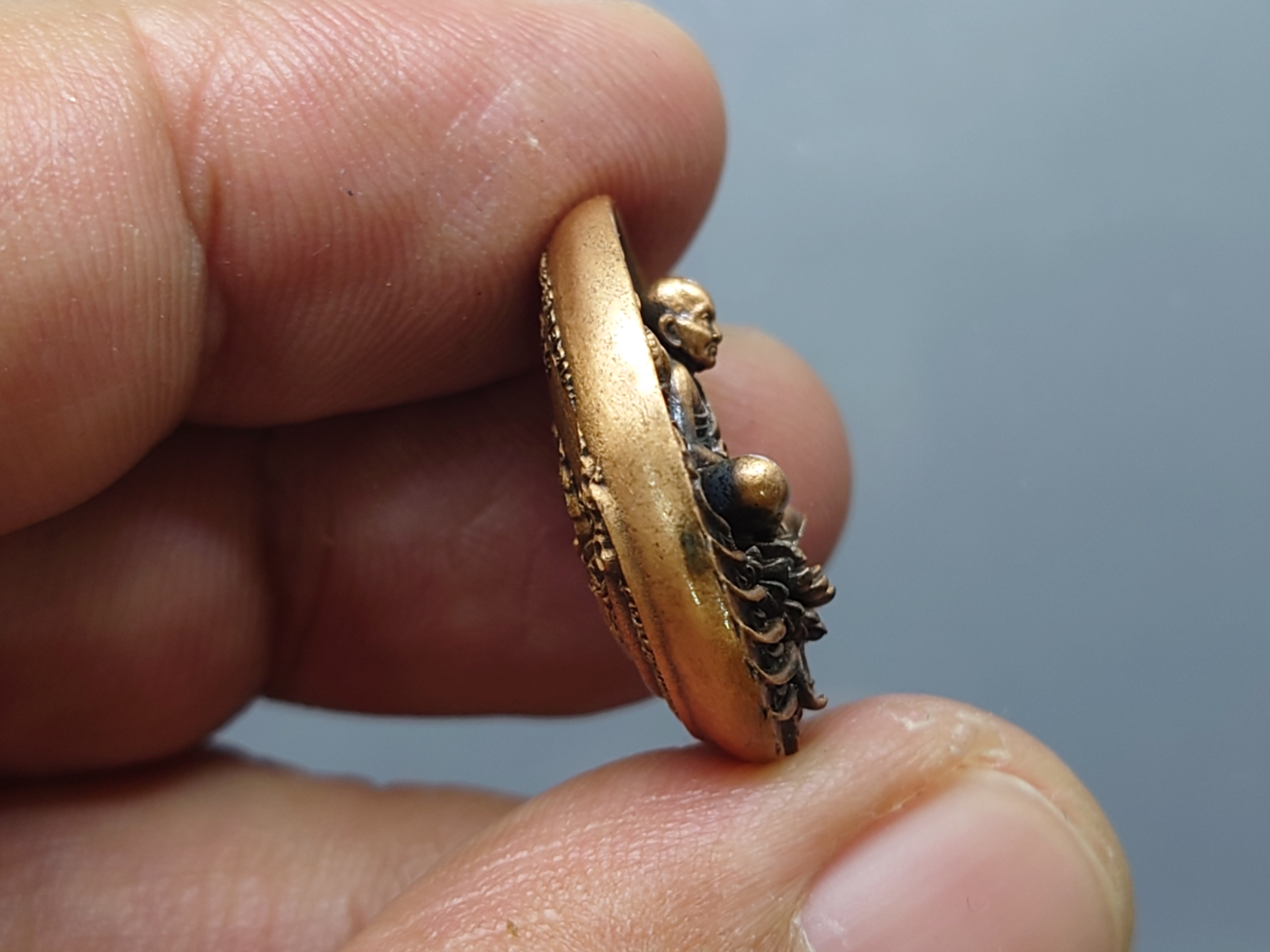 เหรียญหลวงปู่ทวด รุ่นอภิเมตรา มหาโพธิสัตว์ พิมพ์จิ๋ว เนื้อทองแดงนอก (แยกชุดกรรมการ โคท ๒๐๐๐) ควบคุมออกแบบโดย อ.เฉลิมชัย พ.ศ.2558