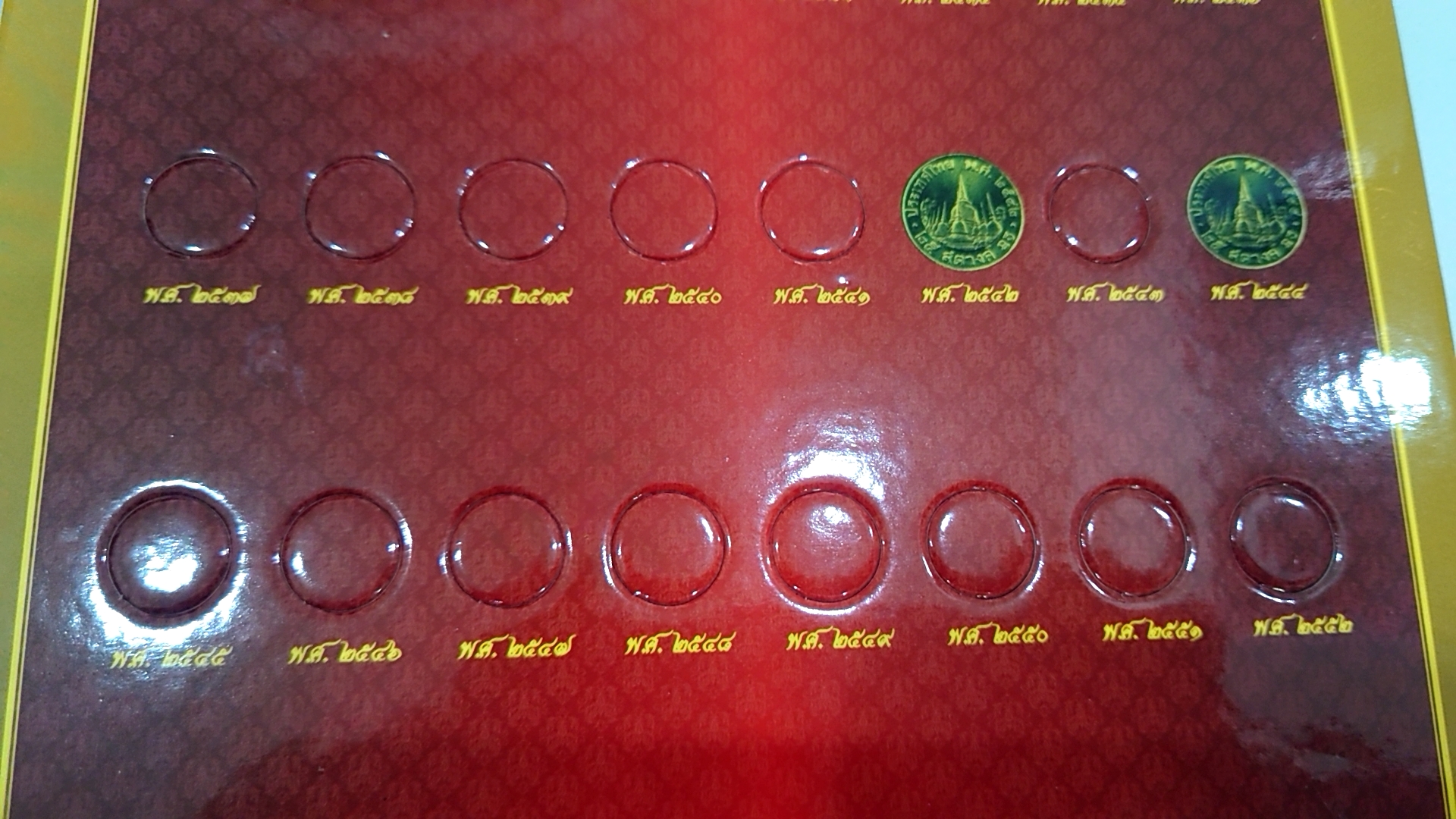 แผงใส่เหรียญ 25 สตางค์หมุนเวียน ร9 ครบชุด 33 ช่อง สีแดง