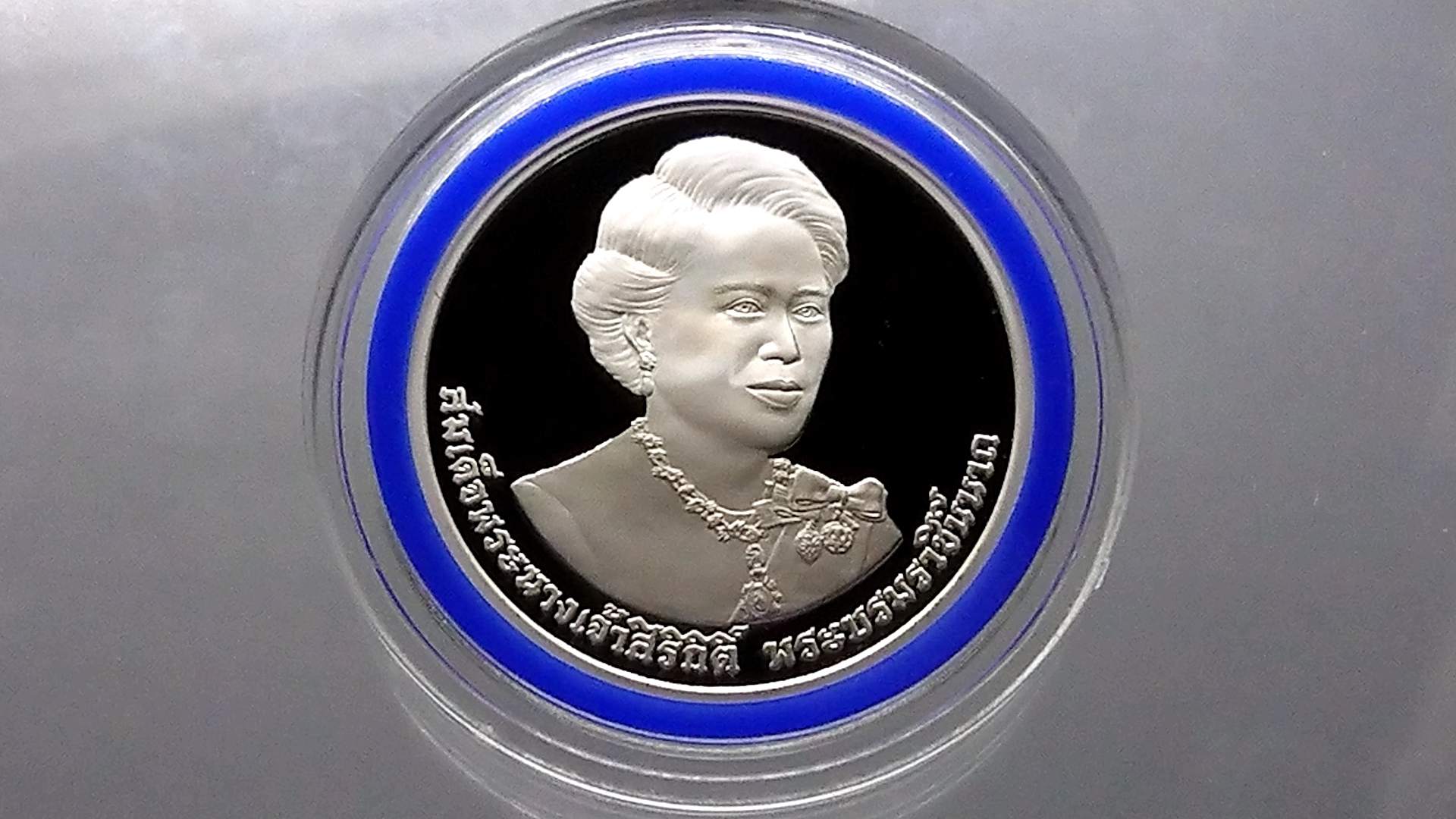 เหรียญ 800 บาท เงินขัดเงา เฉลิมพระชนมพรรษา 7 รอบ ราชินี ปี2559 อุปกรณ์ครบ