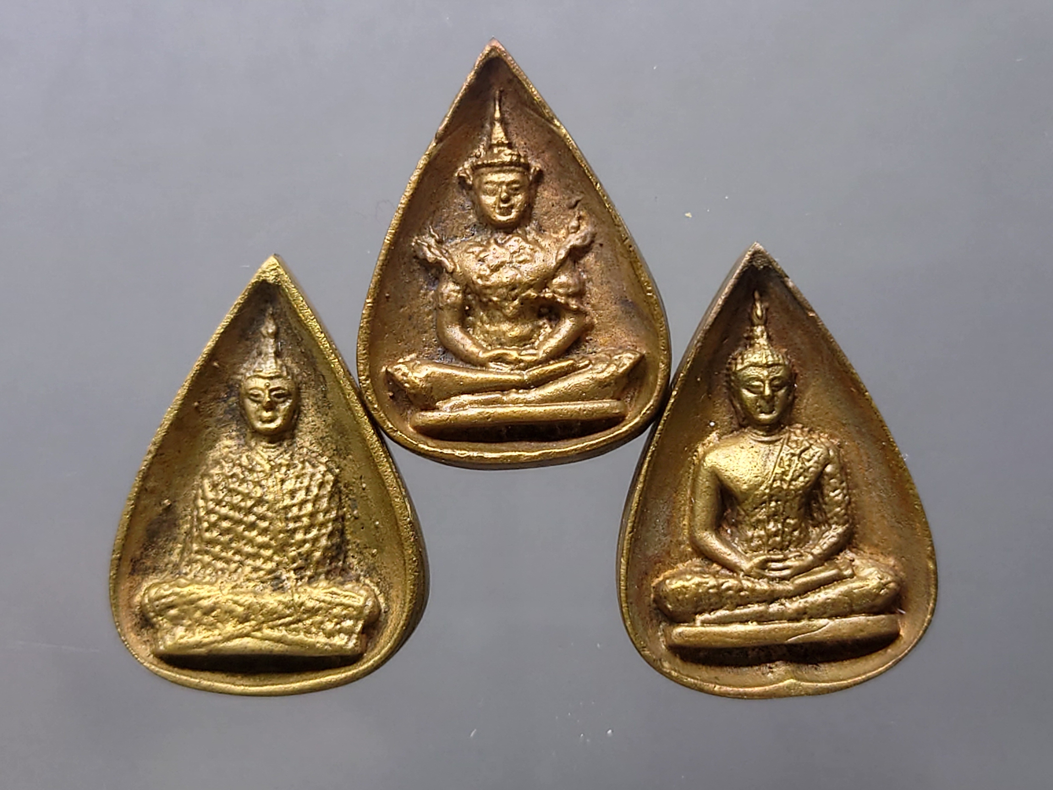 พระแก้วมรกต 3 ฤดู เนื้อนวะ รุ่น 23 ตุลามหามงคล พิมพ์ใบโพธิ หลวงพ่อเกษม เขมโก ปลุกเสก สำนักสุสานไตรลักษณ์ ลำปาง ปี2538 พร้อมกล่องเดิม