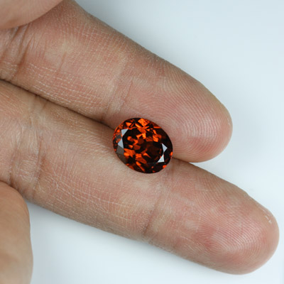เพทายสีน้ำตาลส้ม (Orange-Brown Zircon) 5.32 กะรัต รูปไข่ รูปร่างดี
