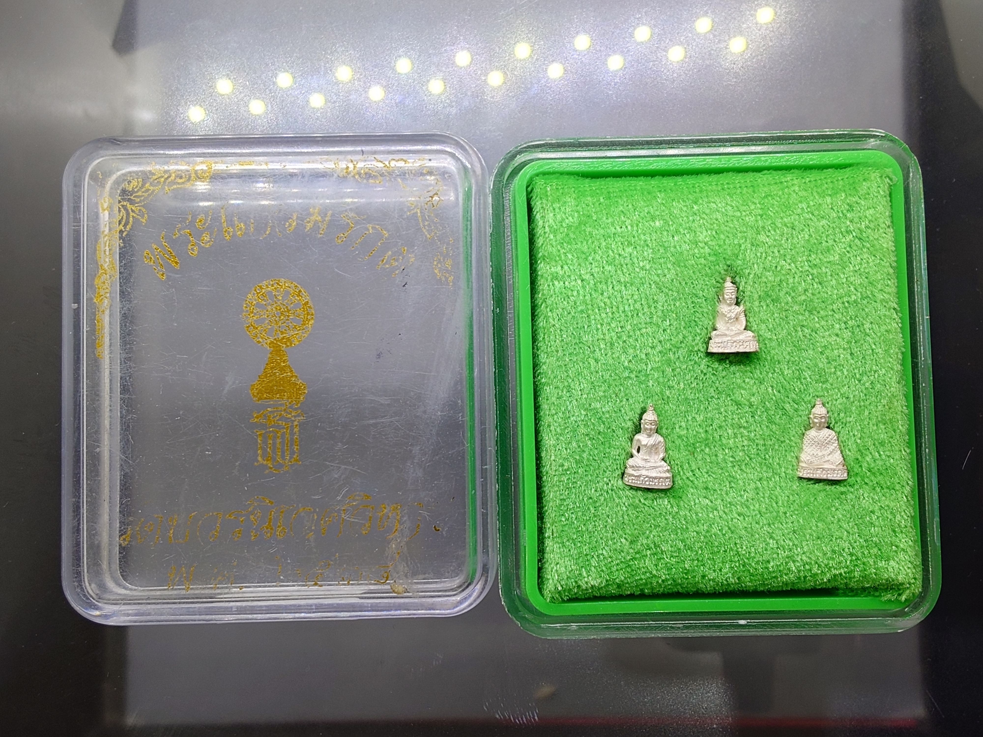 พระแก้วมรกต 3 ฤดู สธ.ลอยองค์ เนื้อเงินพ่นทราย พิมพ์จิ๋ว สมเด็จพระเทพฯจัดสร้าง วัดบวรนิเวศวิหาร ปี 2538 พร้อมกล่องเดิม รับประกันแท้