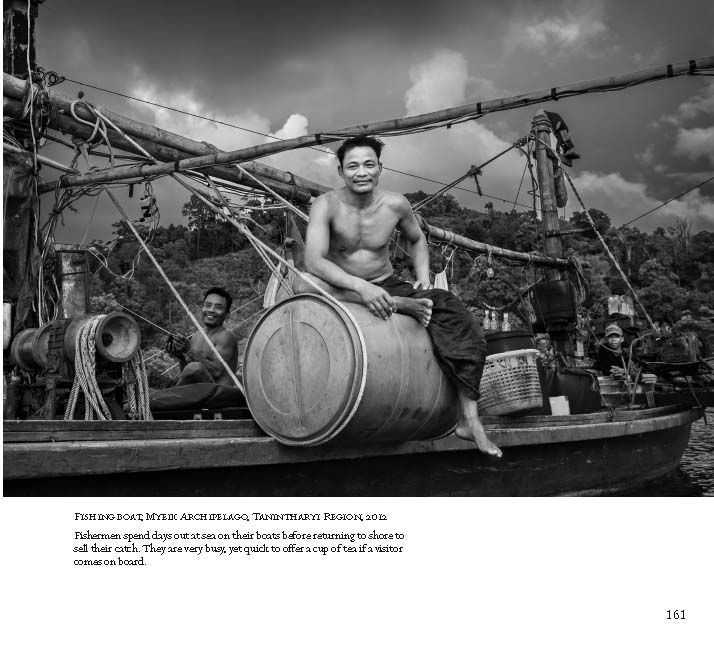 Riverbooks หนังสือประวัติศาสตร์ : Catching the light A Journey across Myanmar