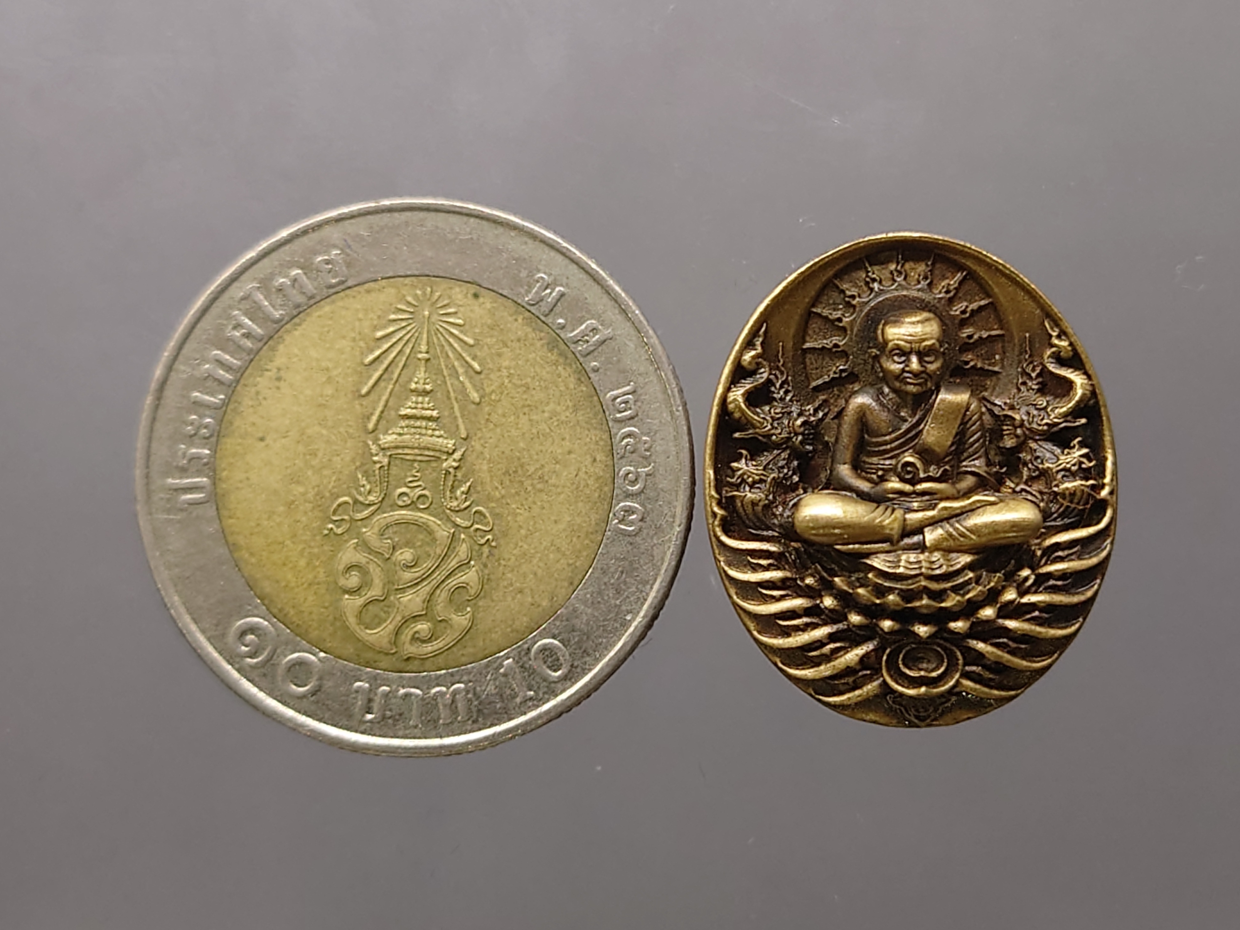 เหรียญหลวงปู่ทวด รุ่นอภิเมตรา มหาโพธิสัตว์ พิมพ์จิ๋ว เนื้อทองระฆัง (แยกชุดกรรมการ โคท ๒๐๐๐) ควบคุมออกแบบโดย อ.เฉลิมชัย พ.ศ.2558