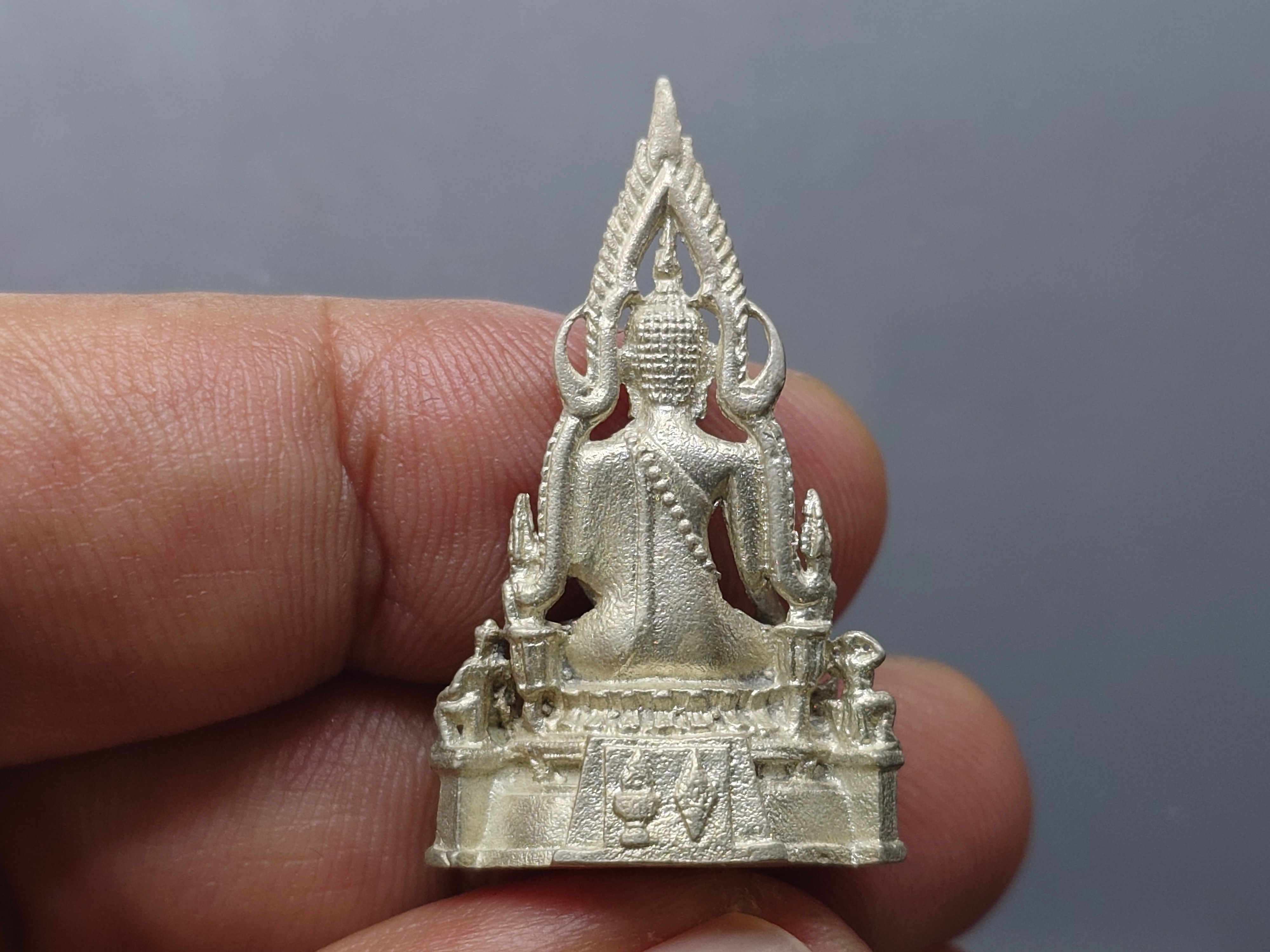 กริ่งพระพุทธชินราช รุ่นทรงมาลาเบี่ยง รุ่นแรก รุ่นเดียว เนื้อเงิน วัดพระศรีรัตนมหาธาตุ พิษณุโลก ปี2520 นิยม หายาก พร้อมตลับเดิม