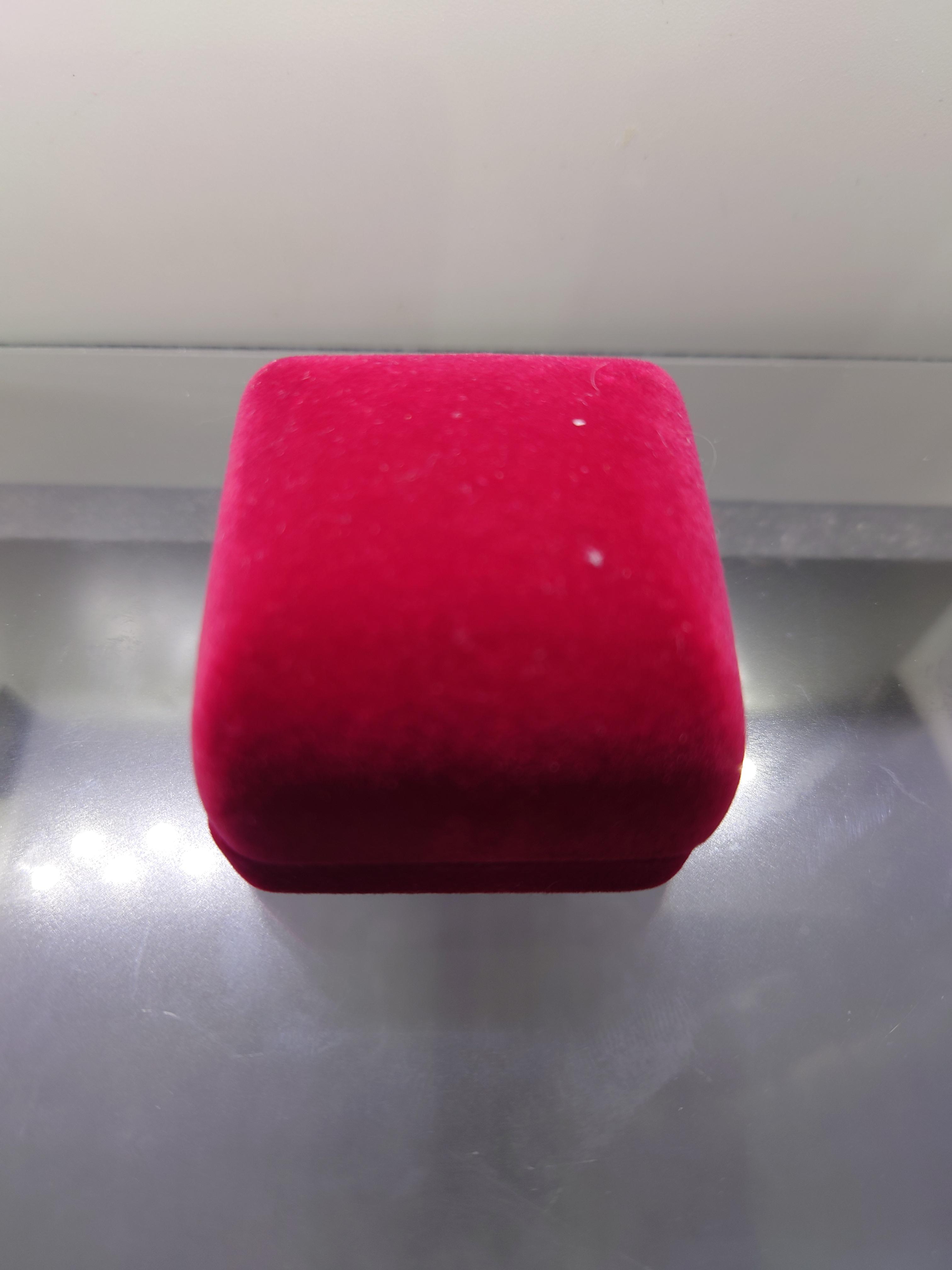 พระแก้วมรกต ทรงฤดูร้อน รุ่นเทอดพระเกียรติ เนื้อเงิน พิมพ์จิ๋ว สูง 1.1 ซ.ม.มหาพุทธาภิเษก ณ วัดพระศรีรัตนศาสดาราม (วัดพระแก้ว) ปี2540 พร้อมตลับเดิม