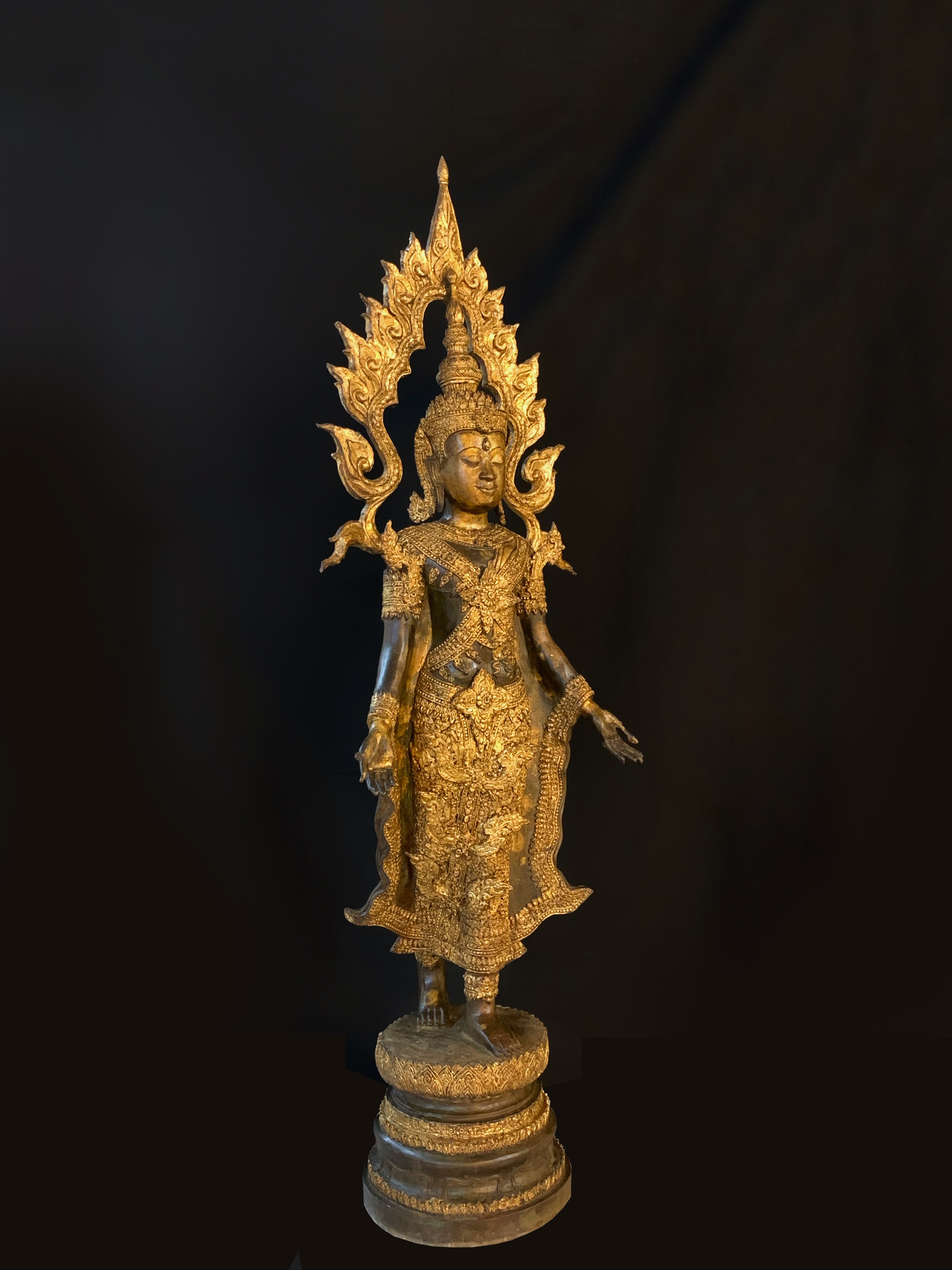 พระพุทธรูปทรงเครื่องกษัตริย์ สูง 2 เมตร