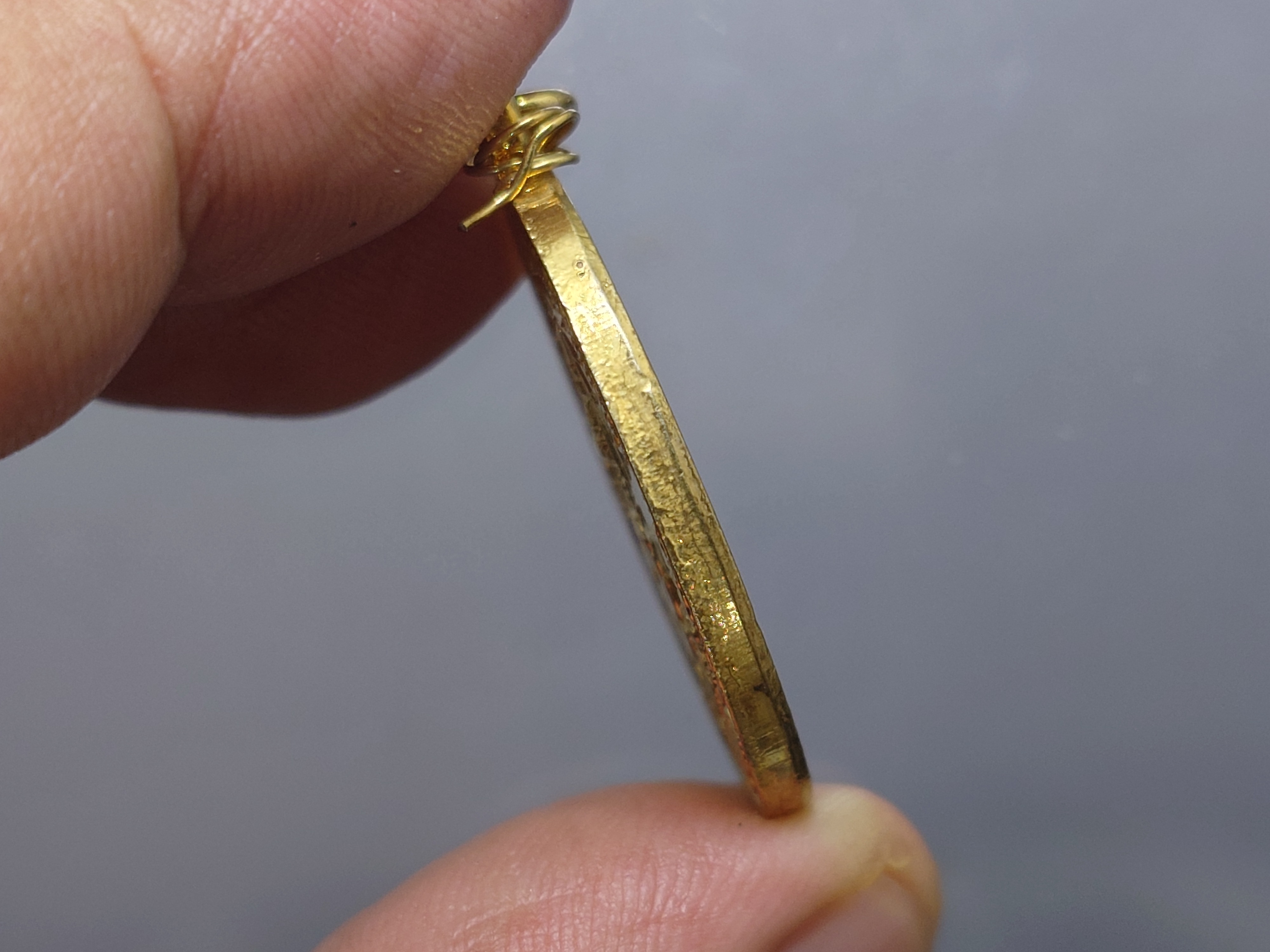 เหรียญสังคีตมงคล (ในหลวงทรงดนตรี) เนื้อกะหลั่ยทอง ลงยาสีแดง ฉลองครบรอบ 21 ปี สมาคมดนตรีแห่งประเทศไทย ปี2530 นิยม หายาก