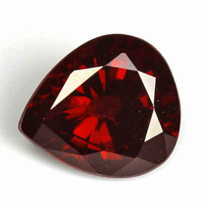 โกเมนสีเเดงหรือโรโดไลท์ (Rhodolite Garnet) 1.77 กะรัต เเดงเข้ม รูปร่างดี