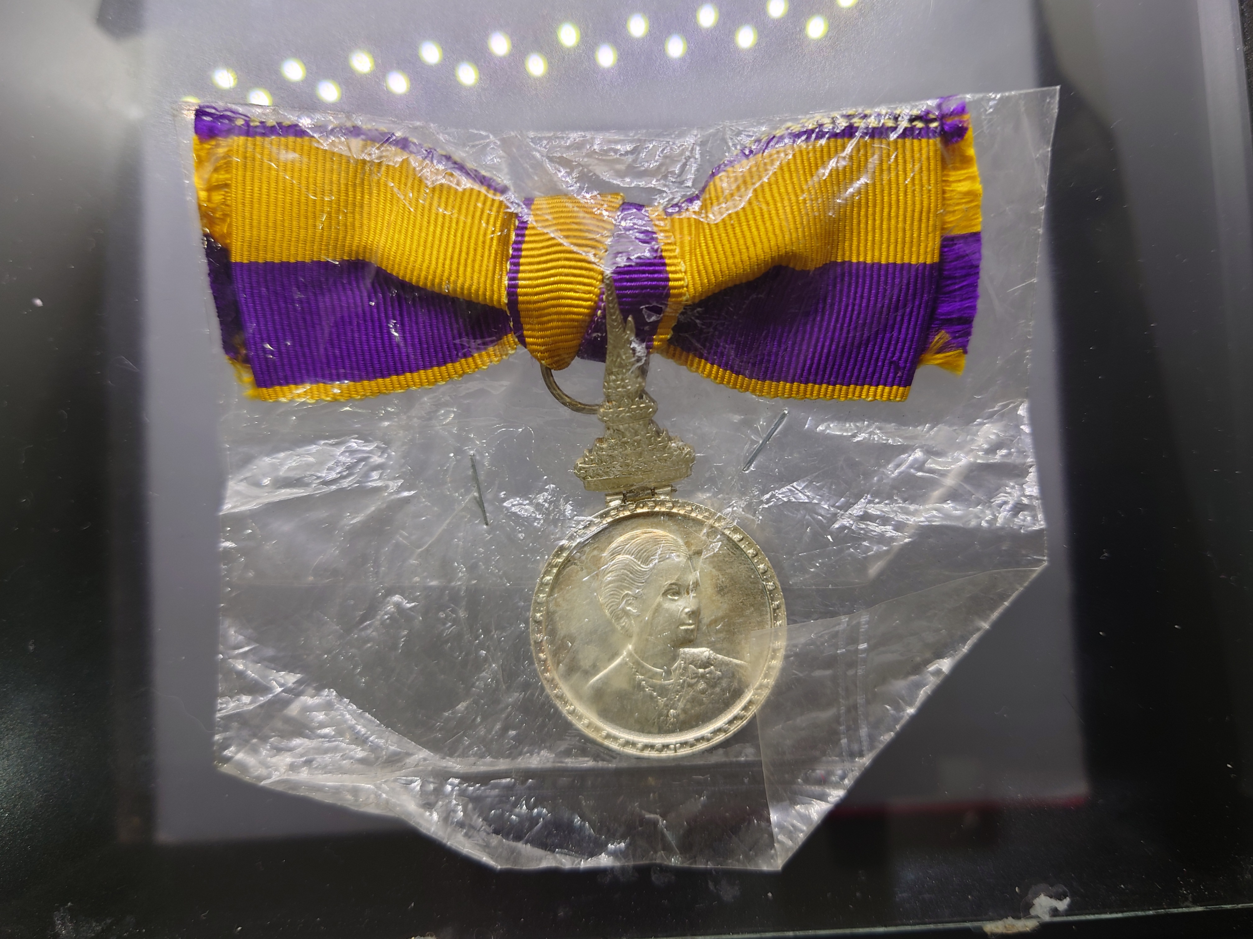 เหรียญแพรแถบ ที่ระลึกพระราชพิธี สถาปนาสมเด็จพระเทพๆ เนื้อเงิน แบบหญิง พ.ศ.2520