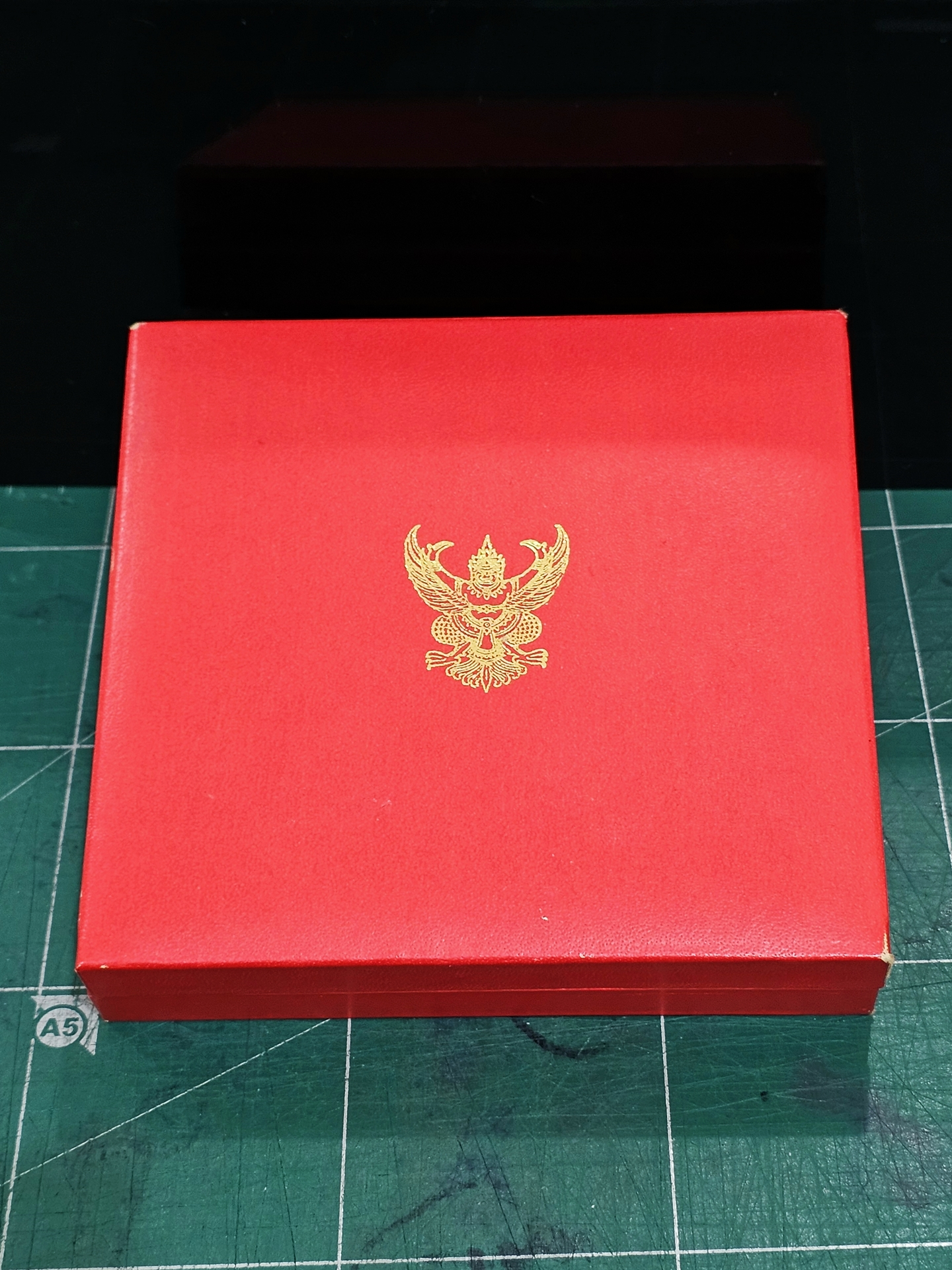 เหรียญแพรแถบจักรพรรดิมาลา เหรียญเนื้อเงิน หน้าครุฑ หลังช้าง บำเหน็จแห่งความมั่นคงและยั่งยืนในราชการ (แบบหญิง)