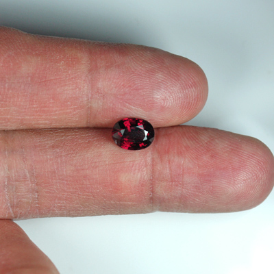 โกเมนสีม่วงแดงหรือโรโดไลท์ (Rhodolite Garnet) 1.81 กะรัต รูปร่างไข่