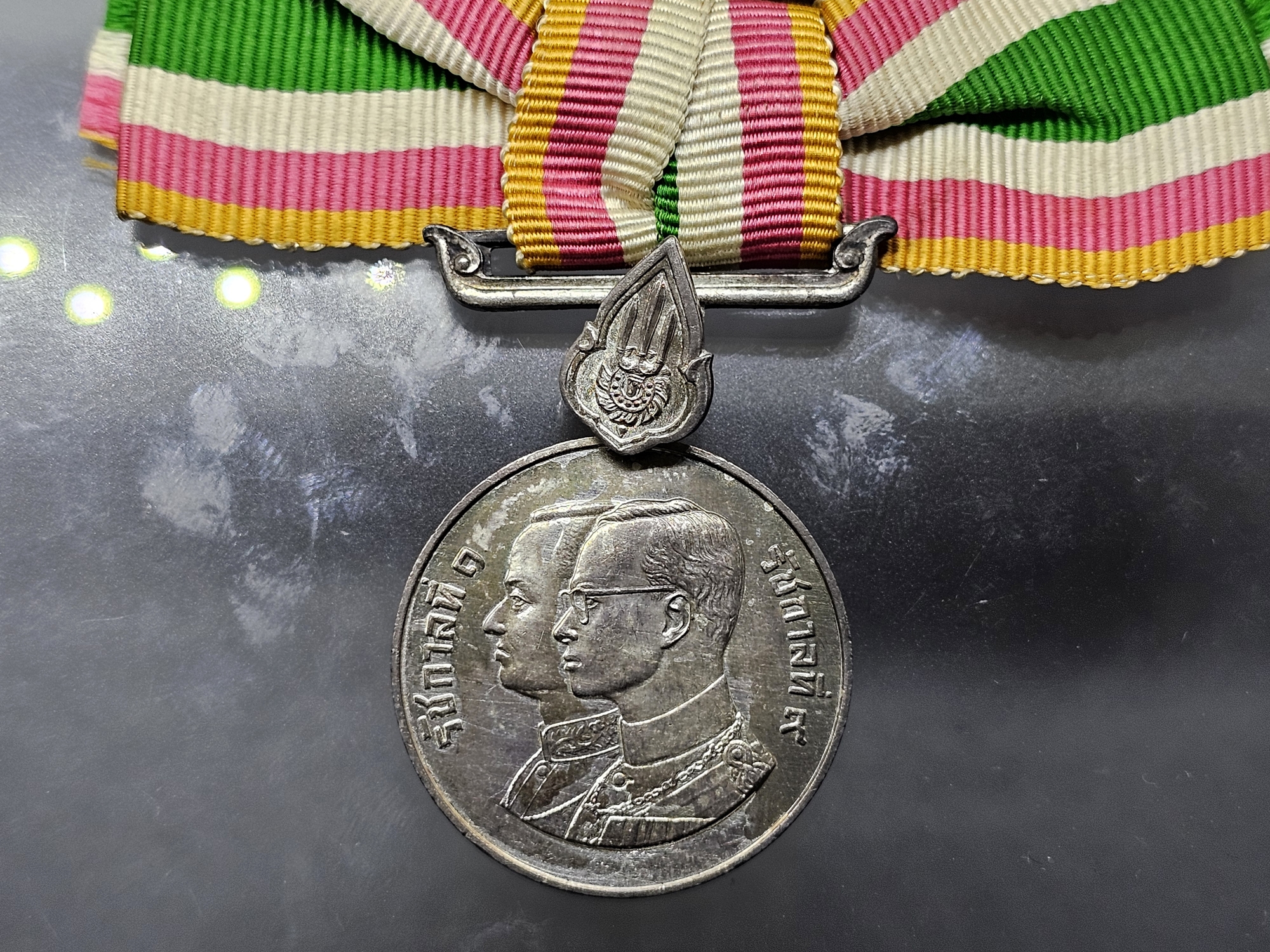 แพรแถบ เหรียญเงิน ที่ระลึก สมโภชกรุงรัตนโกสินทร์ 200 ปี พ.ศ.2525 แบบหญิง