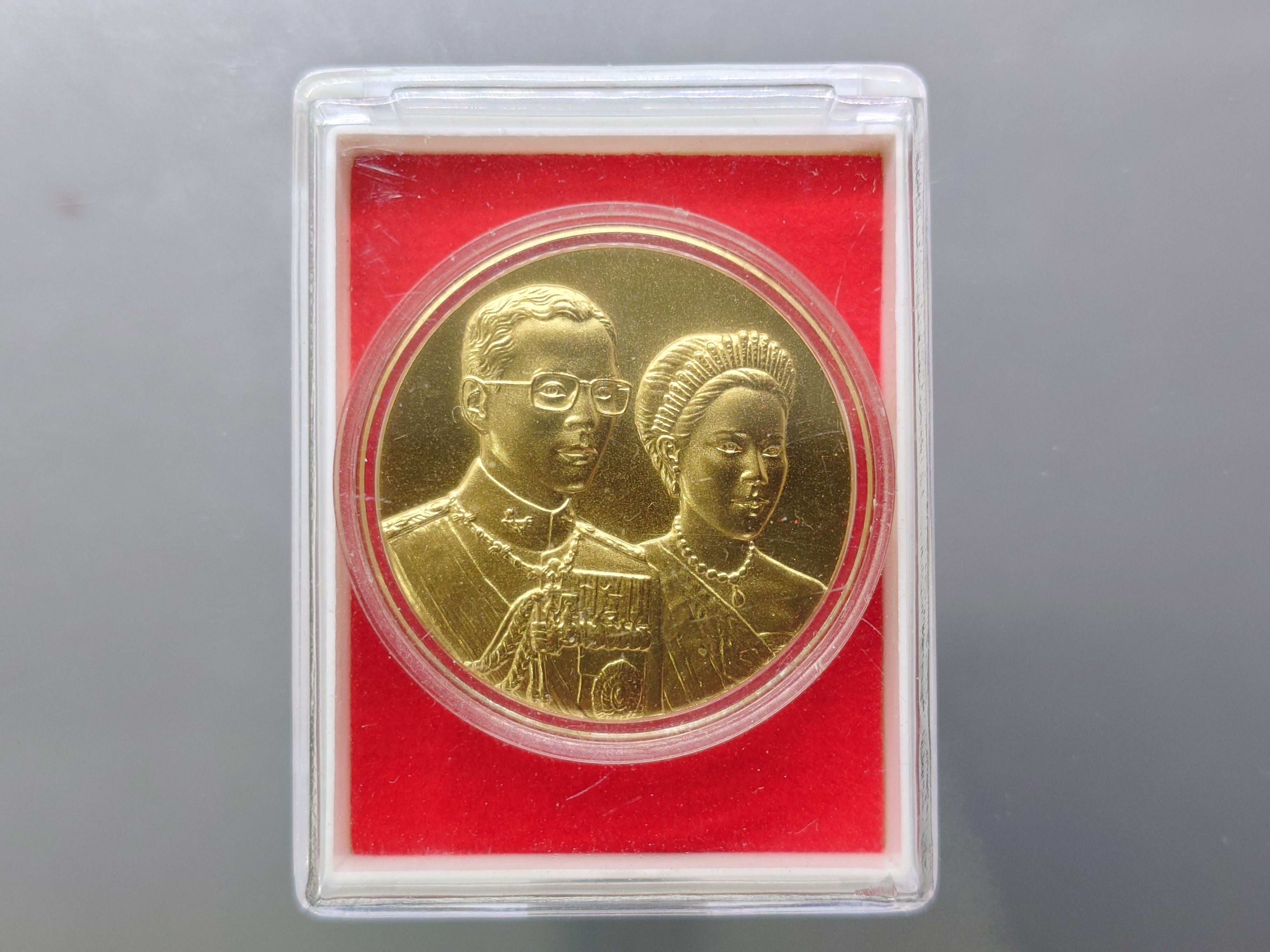 เหรียญพระราชทาน เงินกะไหล่ทอง ขนาด 3 เซน ทรงกลม (แจกเฉพาะข้าราชการ ใกล้ชิดพระองค์)