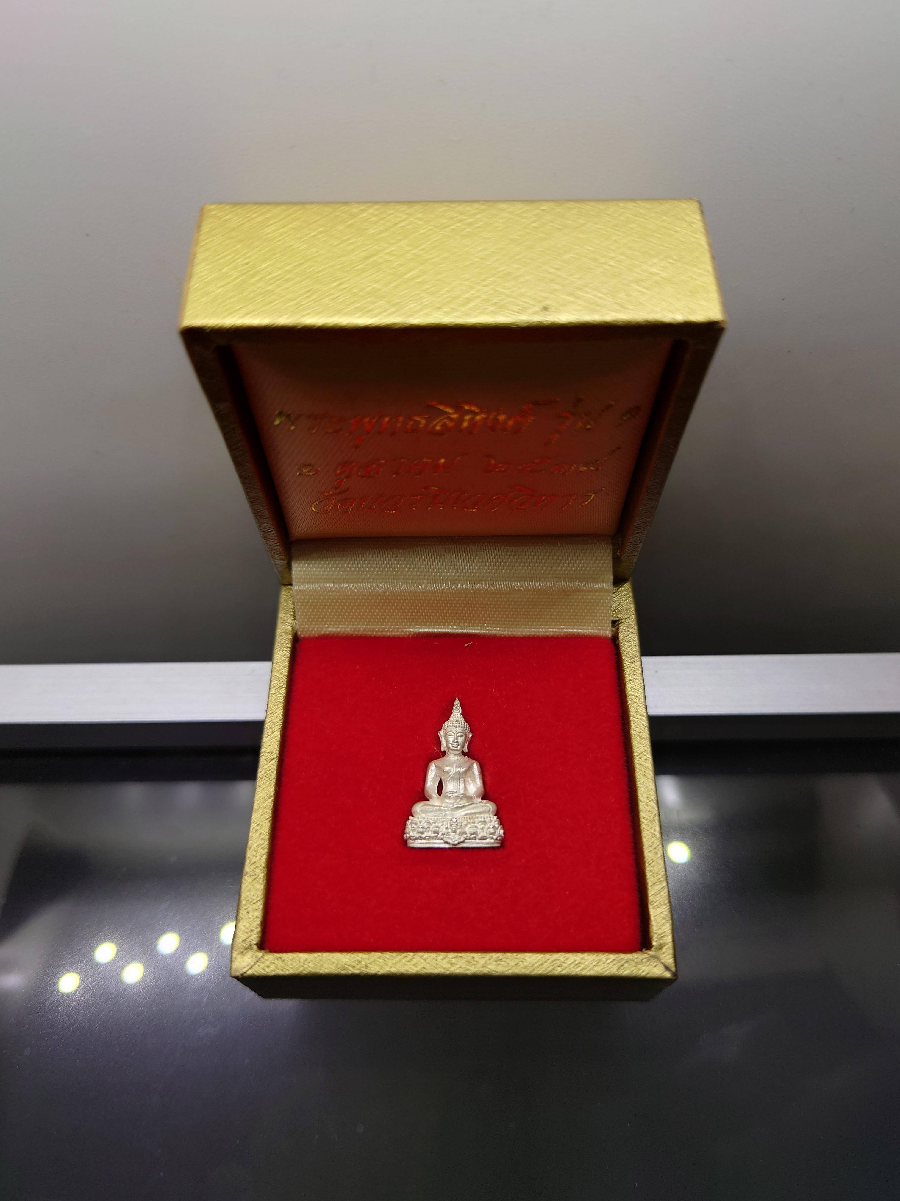 พระพุทธสิหิงค์ รุ่น 1 รุ่นกาญจนาภิเษก เนื้อเงิน ขนาดสูง 2 ซ.ม.วัดบวรนิเวศวิหาร ปี2539 พร้อมกล่องเดิม