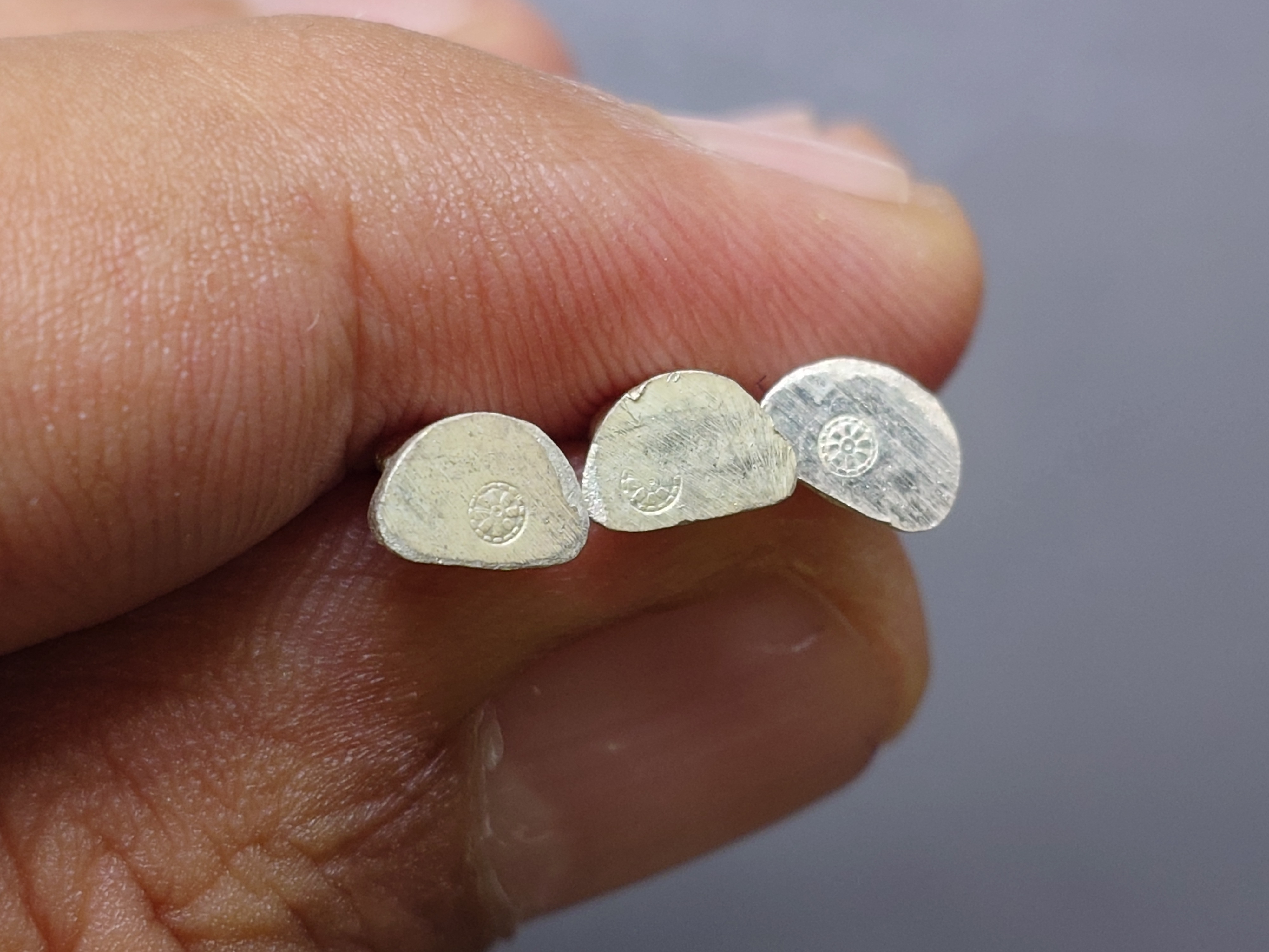 พระแก้วมรกต 3 ฤดู สธ.ลอยองค์ เนื้อเงินพ่นทราย พิมพ์จิ๋ว สมเด็จพระเทพฯจัดสร้าง วัดบวรนิเวศวิหาร ปี 2538 พร้อมกล่องเดิม รับประกันแท้