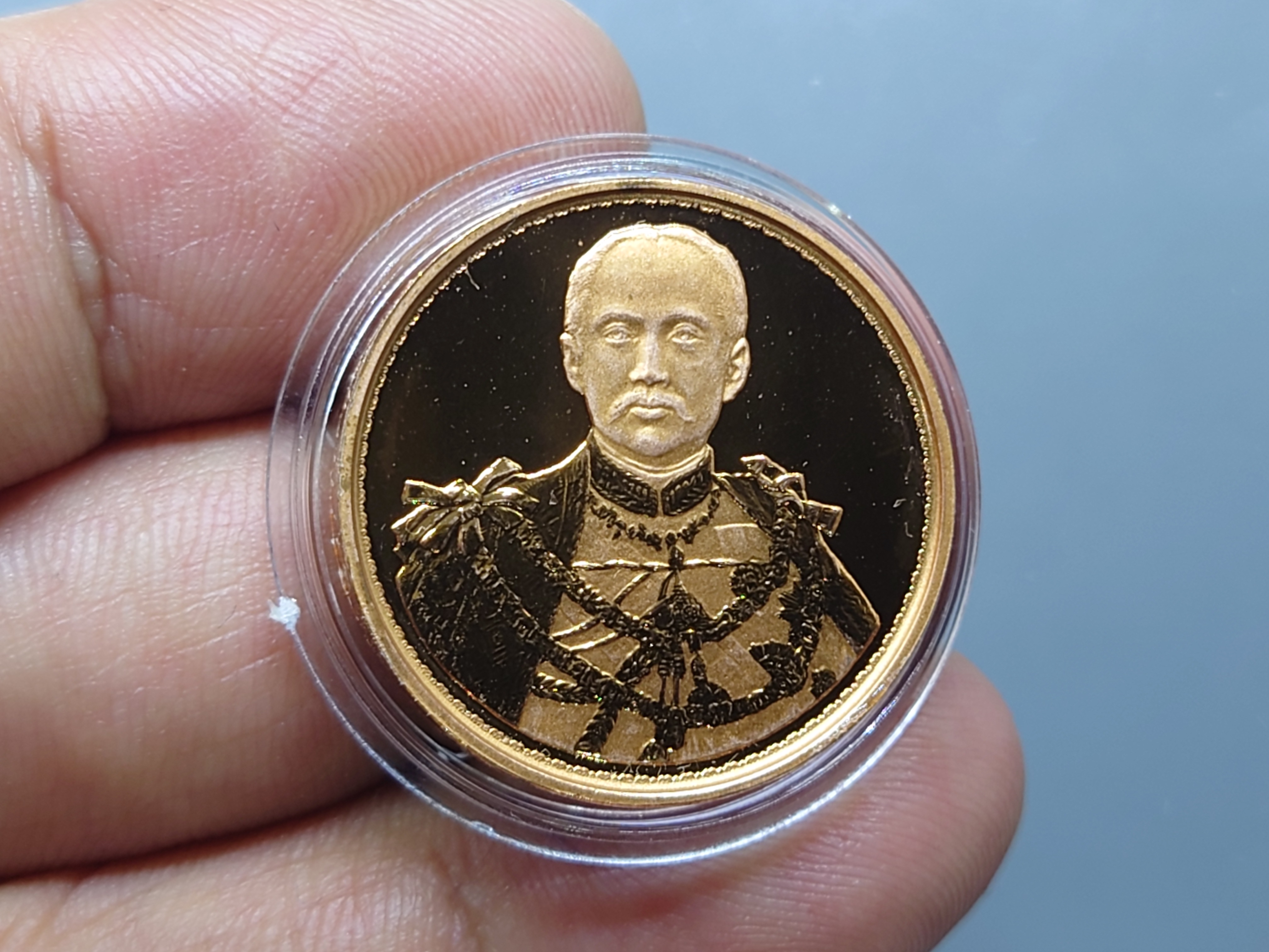 เหรียญเทิดพระเกียรติ ร.๕ เนื้อทองแดงขัดเงาพ่นทราย บล๊อกเพิร์ทมิ้นท์ พิมพ์เล็ก หลวงพ่อเกษม เขมโก สำนัก ไตรลักษณ์ ปี2538 พร้อมตลับ