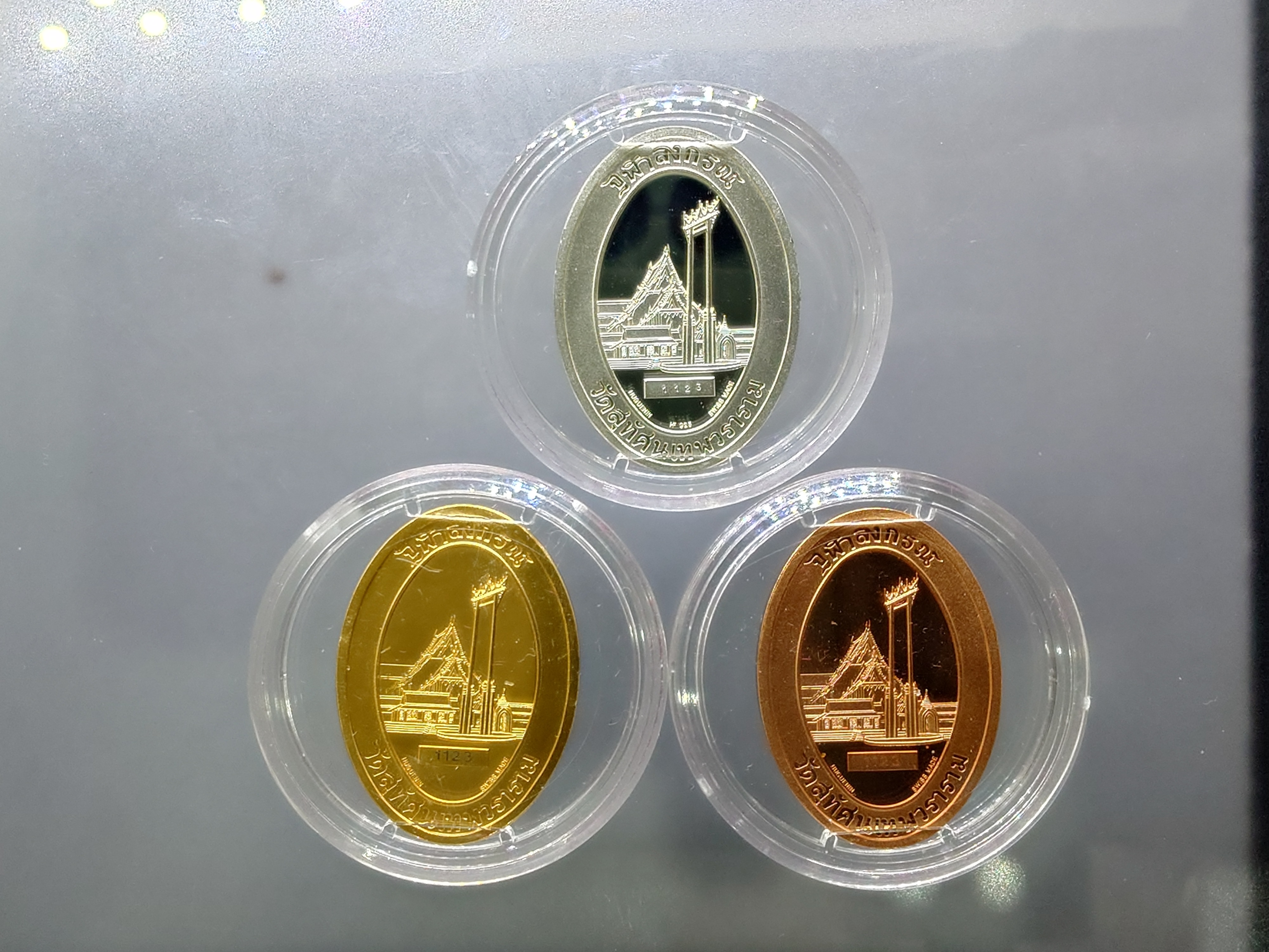 เหรียญพระรูปรัชกาลที่5 บล็อกนอก ฮูกานิน สวิส รุ่นแรก หลังเสาชิงช้า (เนื้อเงิน ทองเหลืองชุบทอง ทองแดง) วัดสุทัศนเทพวราราม พ.ศ.2538 พร้อมกล่องเดิม ใบรับรอง