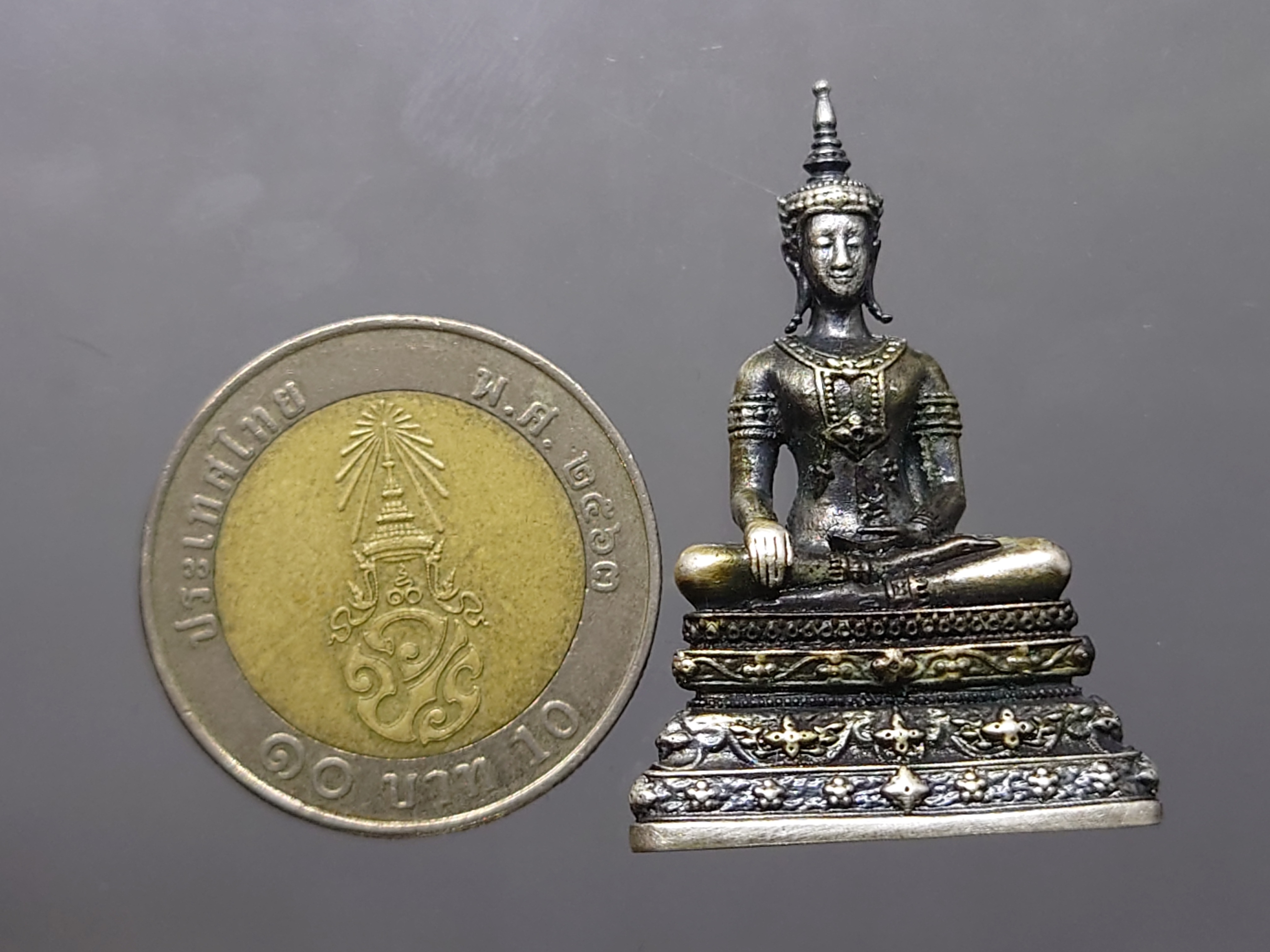 พระกริ่งพุทธมหาบารมีนุภาพพิสุทธิ์ อนุตตรสังคามวิชัย เนื้อเงินรมดำ ผลงานศิลปินแห่งชาติ อ.จักรพันธุ์ โปรษยกฤต ปี2553 พร้อมกล่องเดิม หายาก