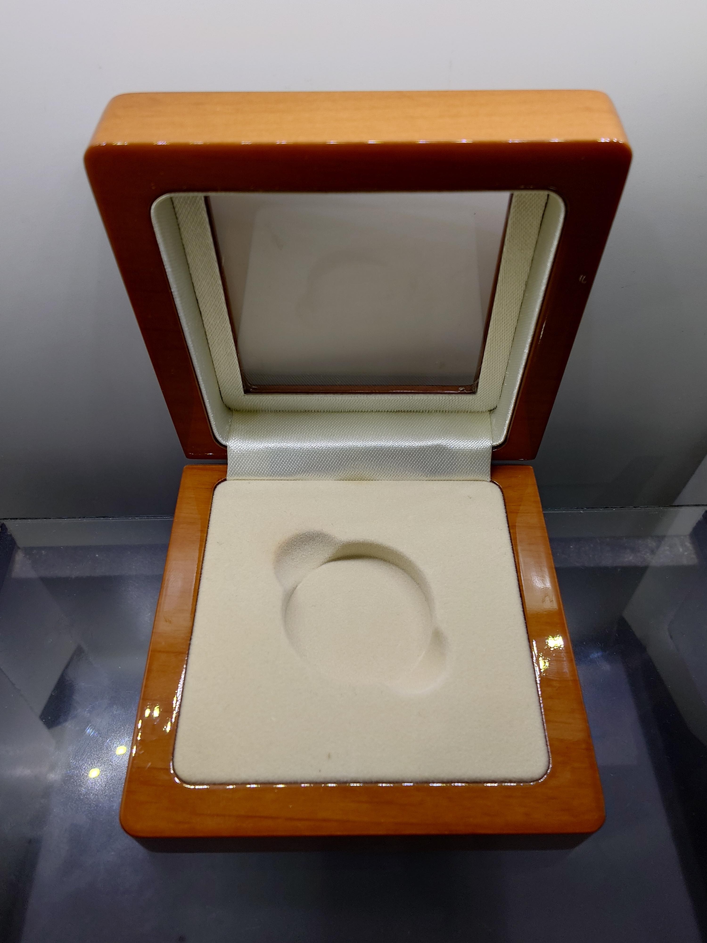 กล่องไม้ฝาใส ตรงรุ่นสำหรับใส่เหรียญทองคำขัดเงา ที่ระลึกพระราชพิธีบรมราชาภิเษก รัชกาลที่ 10 พ.ศ. 2562 พร้อมใบเซอร์ ผ่านใช้ สภาพสวย 95 %