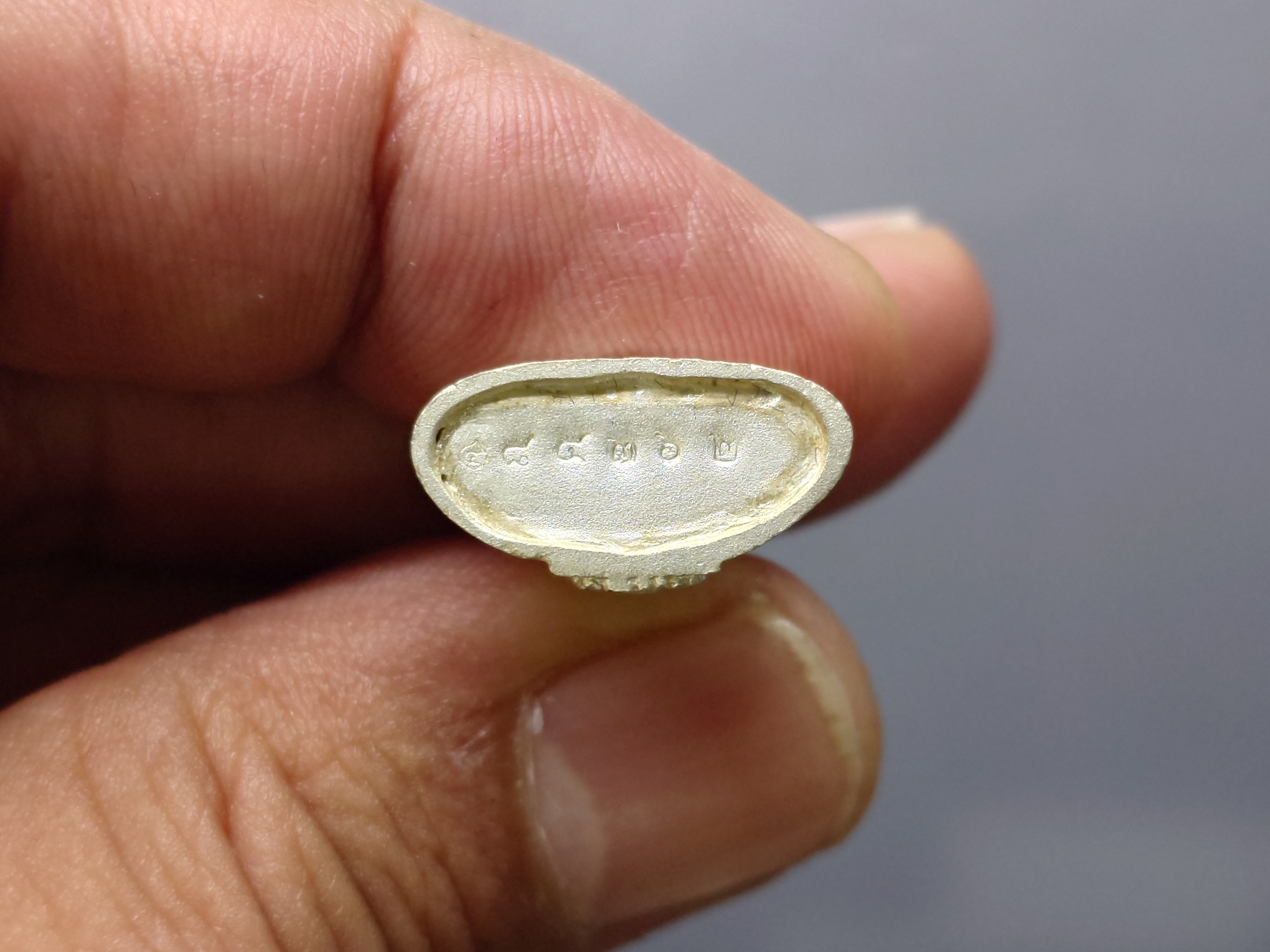 พระแก้วมรกต (พระพุทธมหามณีรัตนปฏิมากร) กรมสรรพสามิต ครบรอบ 64 ปี เนื้อเงินพ่นทราย พ.ศ.2539 พร้อมกล่องเดิม