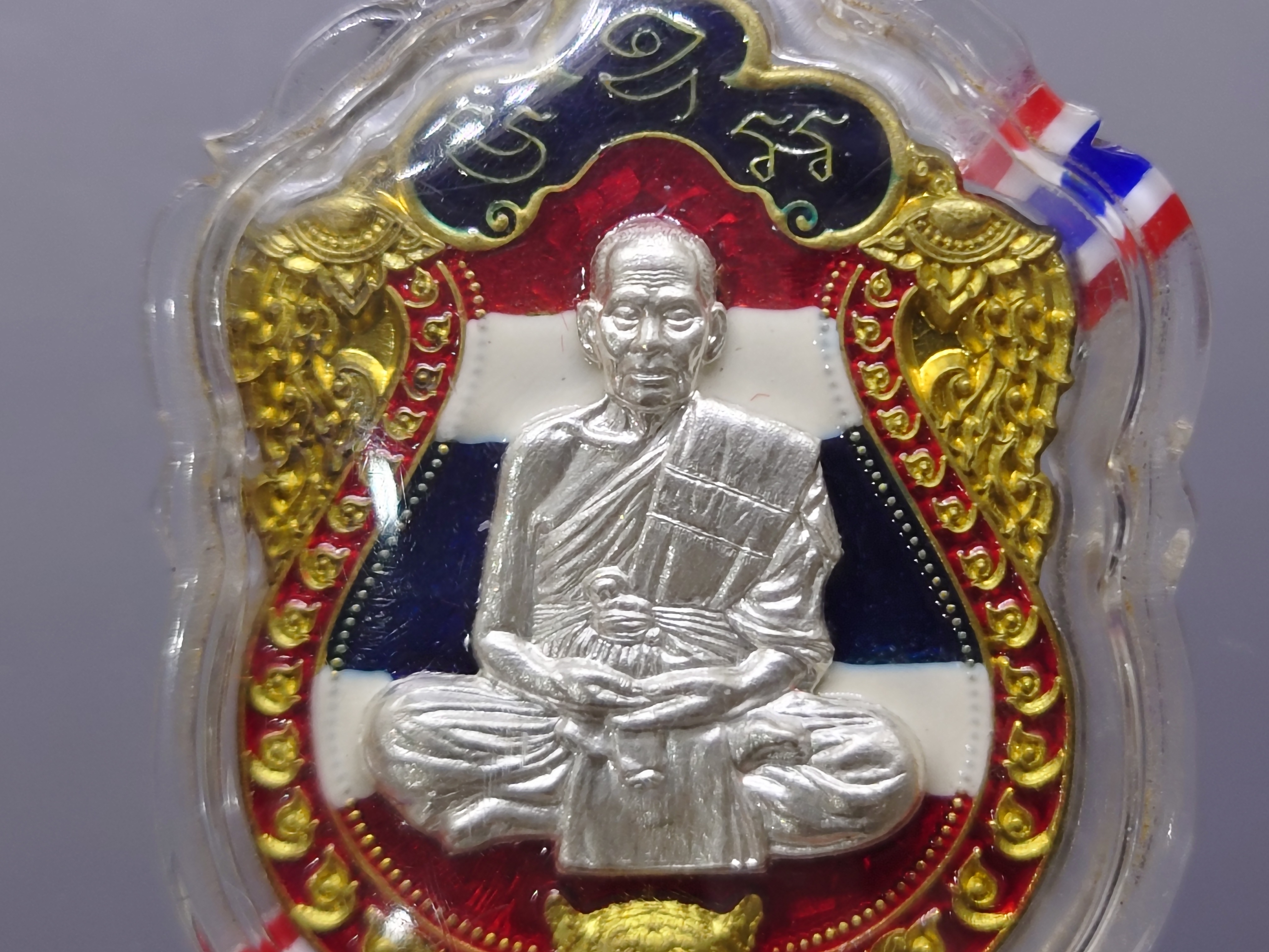 เหรียญเสมาเสือคาบดาบ รุ่น1 (ตอกกรรมการ)เนื้อทองทิพย์ หน้ากากเงินแท้ ลงยาธงชาติ ขอบแดงซุ้มน้ำเงิน หลวงพ่อพัฒน์ วัดห้วยด้วน โคท 200