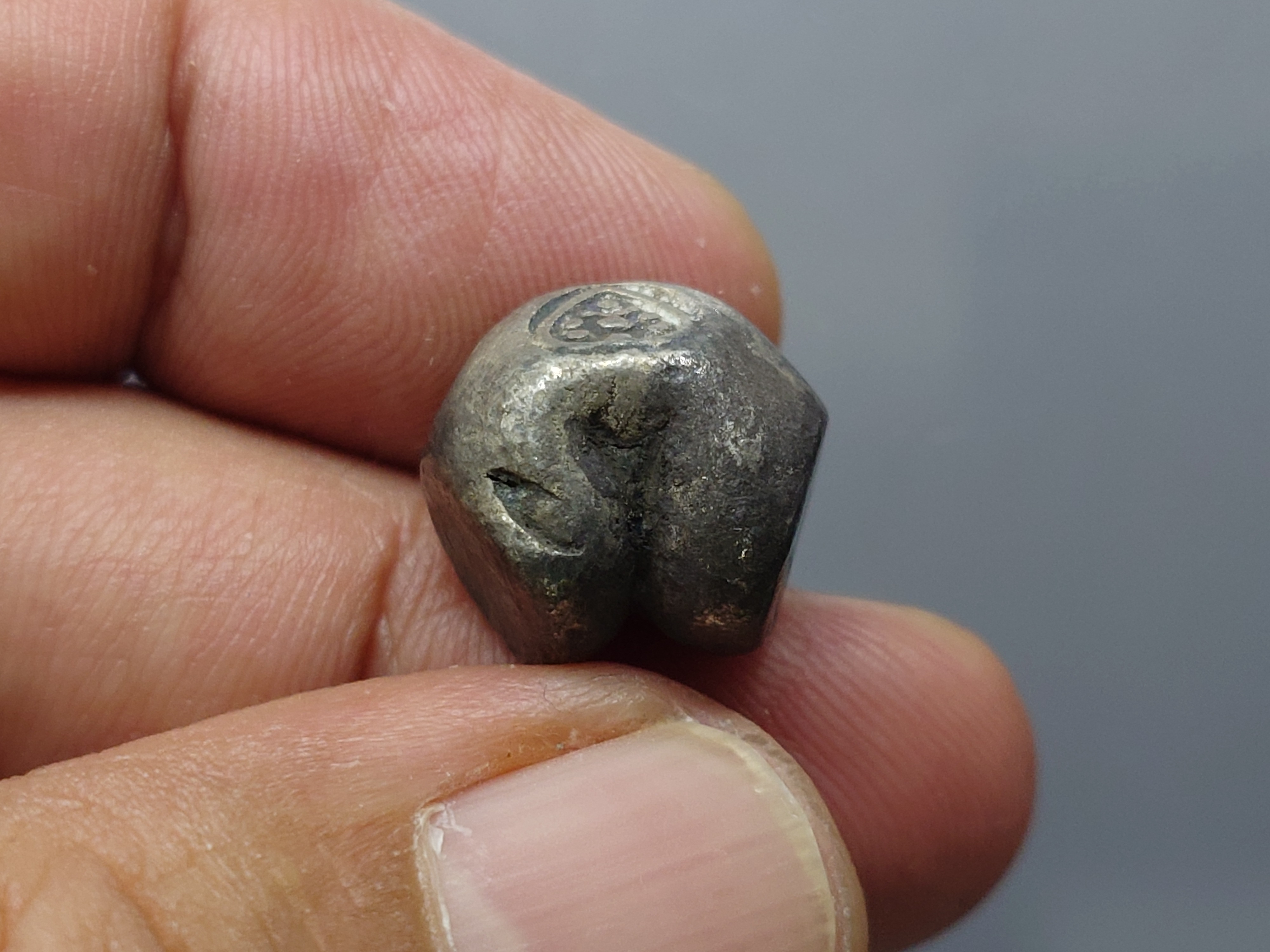 พดด้วง ขนาด 1 บาท ตราพุ่มข้าวบิณฑ์ สมัยอยุธยา สภาพสวย