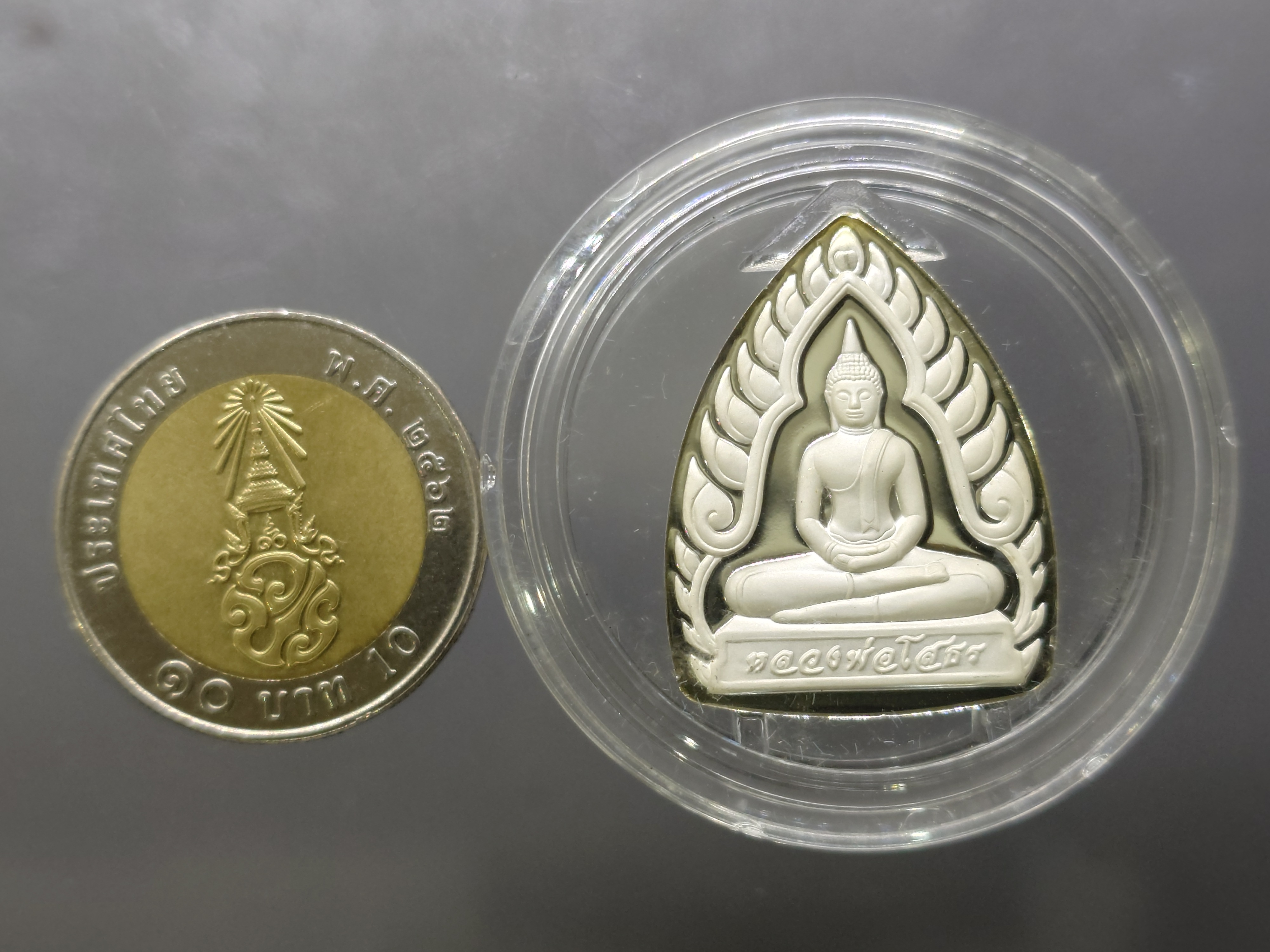 หลวงพ่อโสธร พิมพ์เจ้าสัว เนื้อเงินขัดเงาพ่นทราย รุ่นสร้างพระอุโบสถ วัดโสธรวราราม พ.ศ.2542 พร้อมกล่องเดิม ใบรับรอง